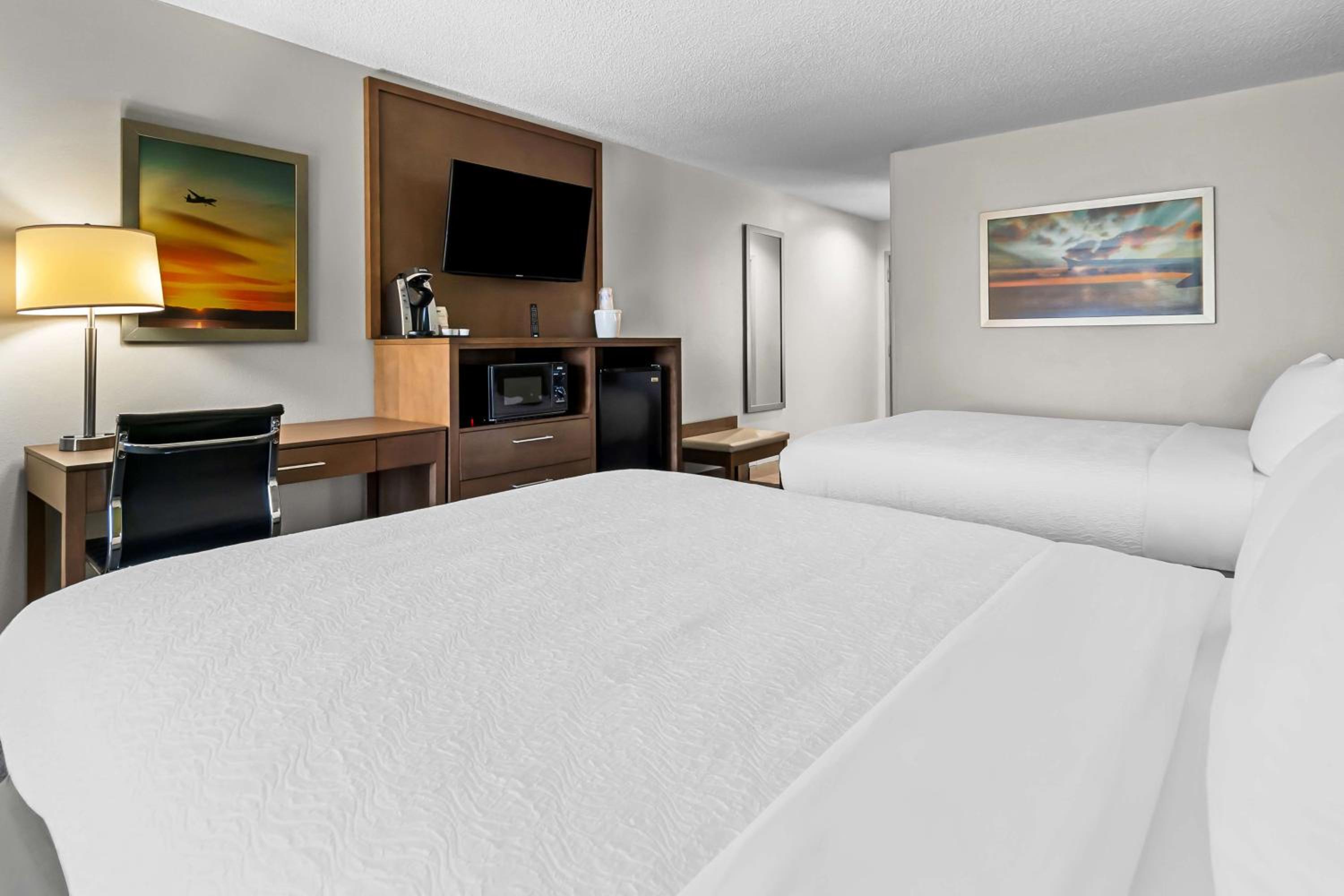 Queen Suite with Two Queen Beds and Sofa Bed - Non-Smoking - Photo 2