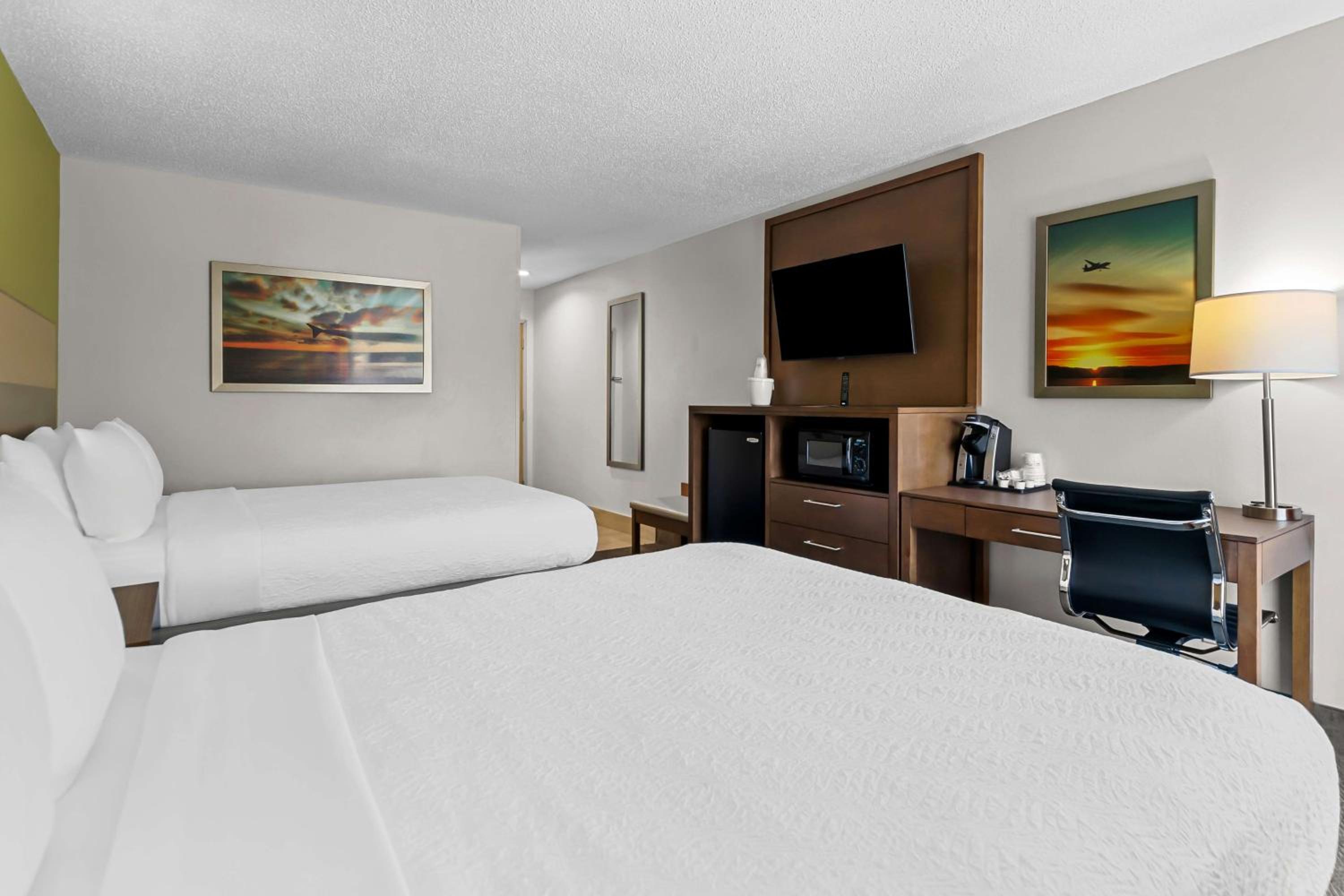 Queen Room with Two Queen Beds - Non-Smoking - Photo 2
