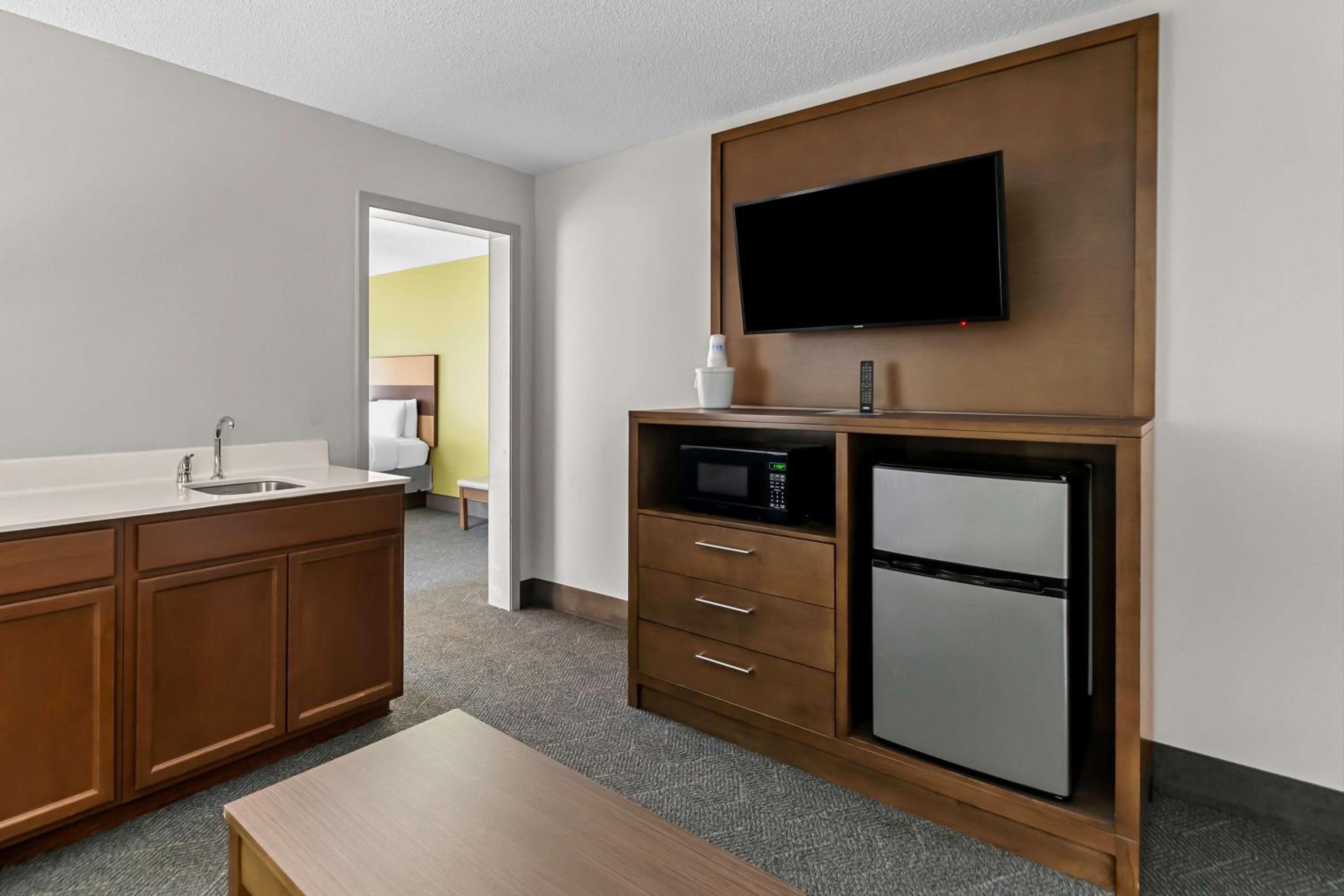 Queen Suite with Two Queen Beds and Sofa Bed - Photo 3