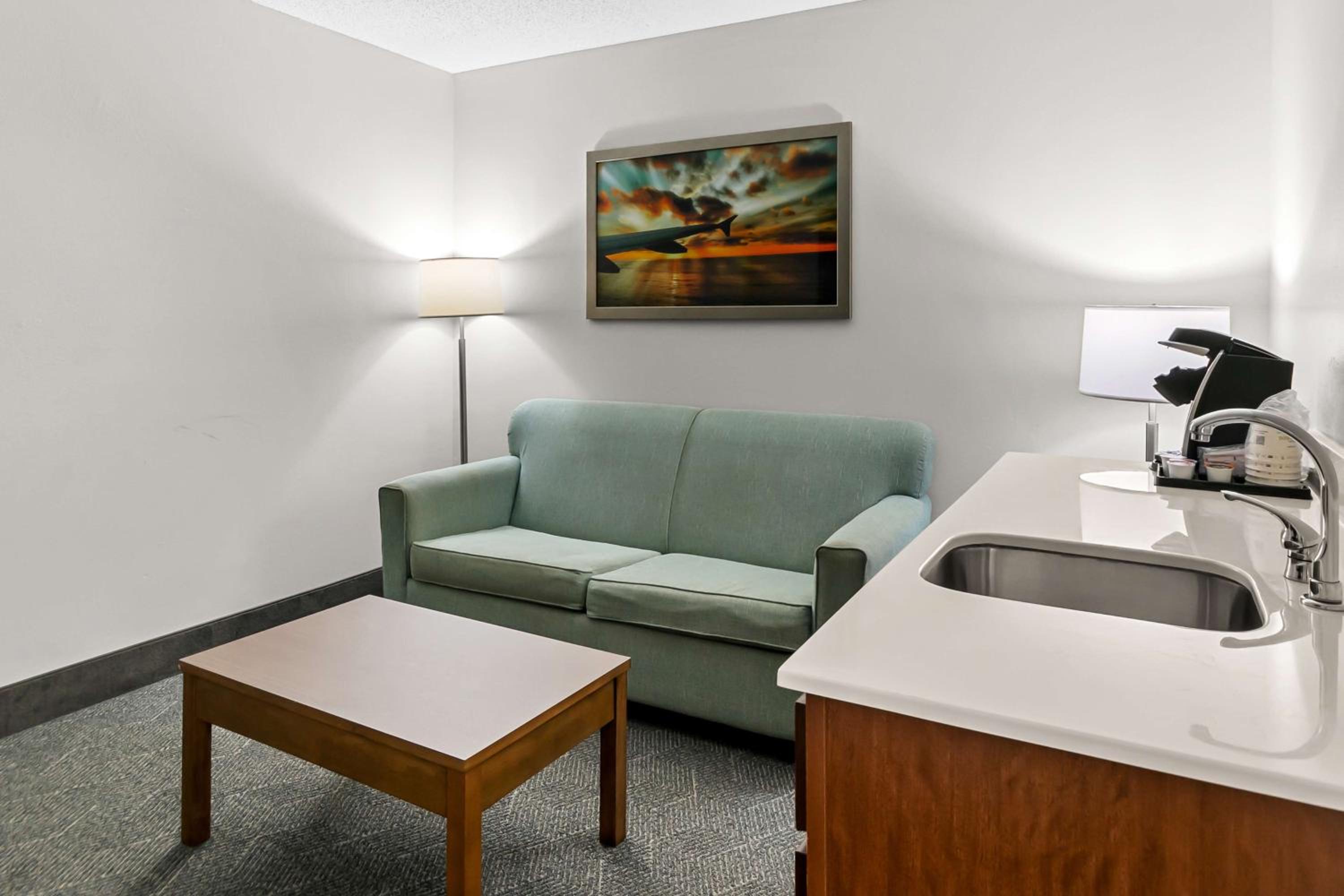Queen Suite with Two Queen Beds and Sofa Bed - Photo 4