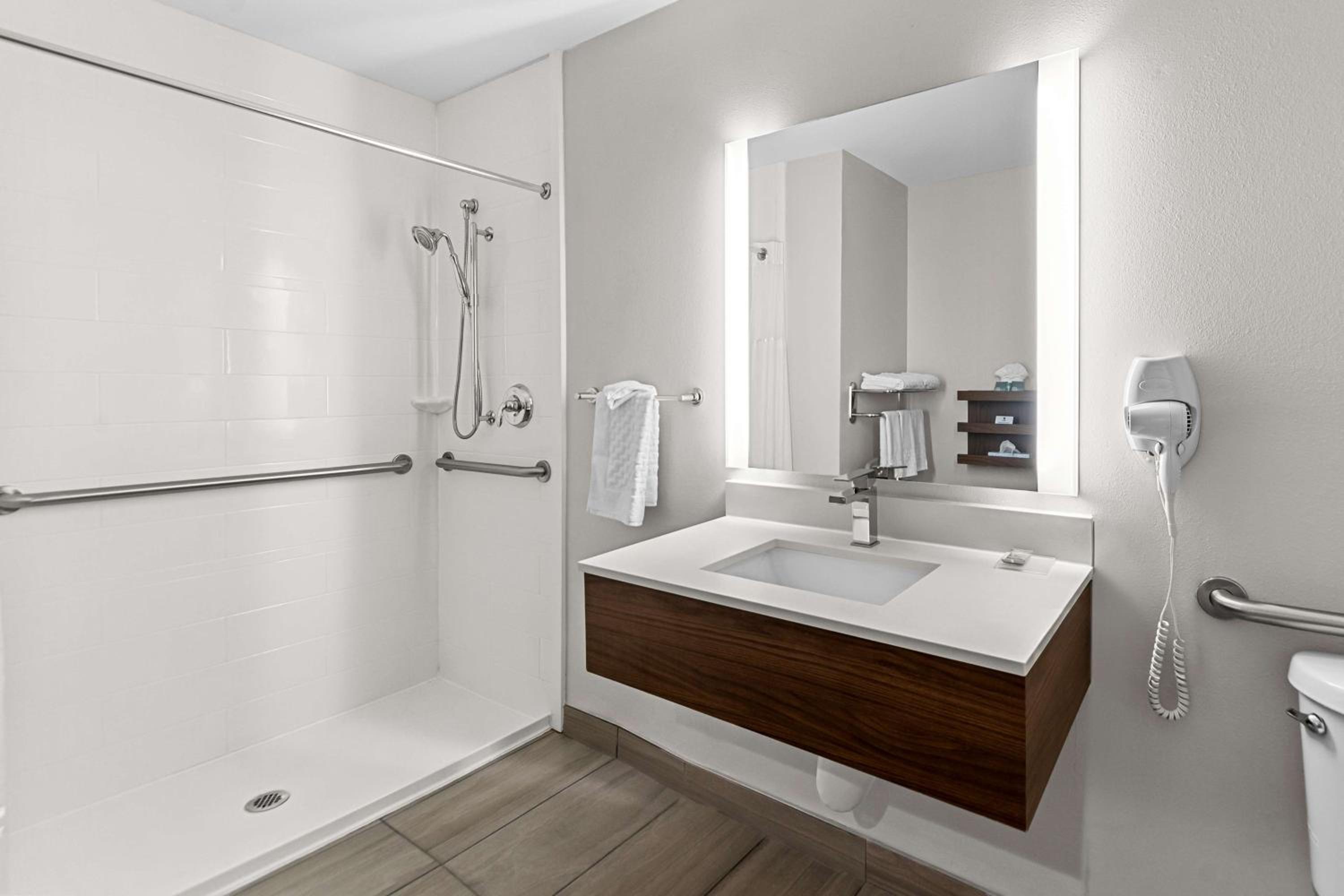 King Room with Roll-In Shower - Disability Access - Photo 3