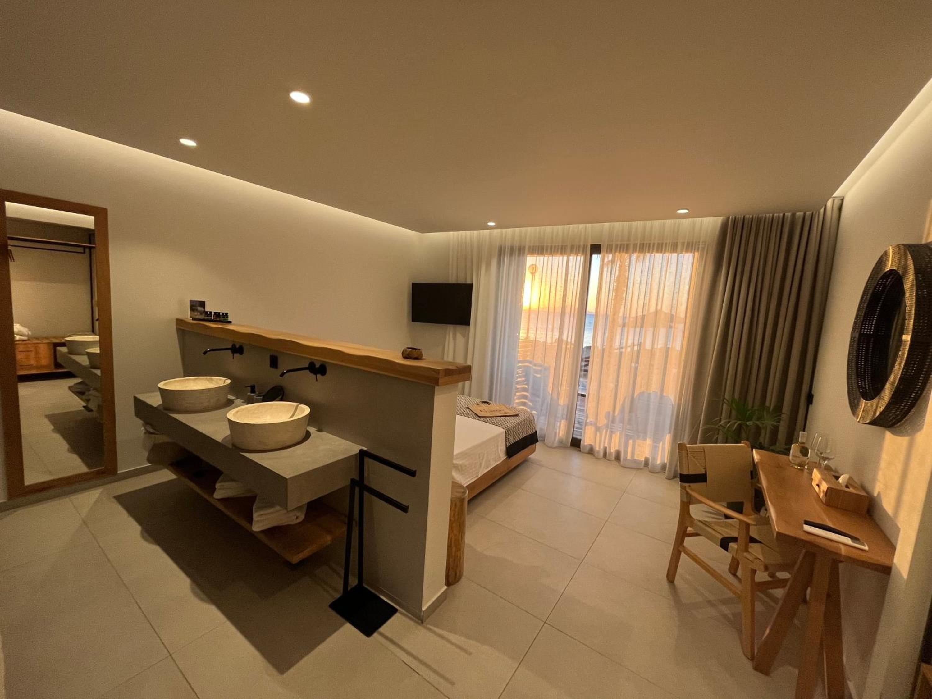 Deluxe Double Room with Balcony and Sea View photo 2