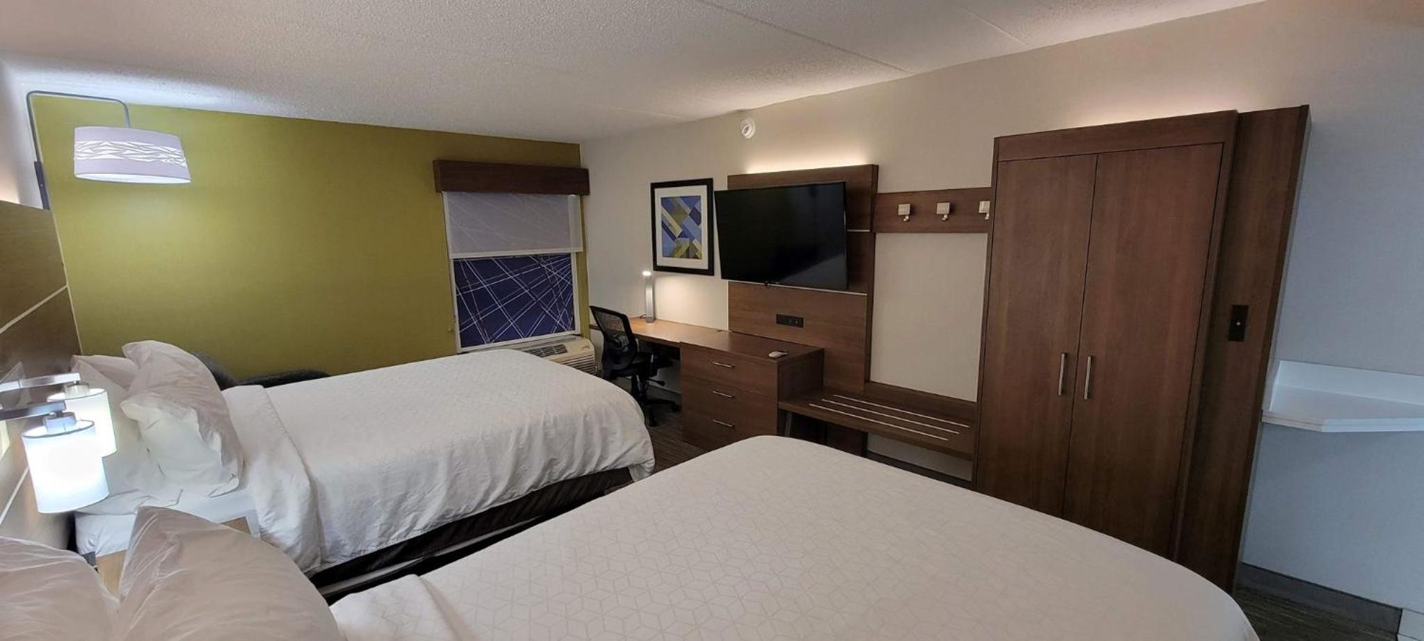 Standard Queen Room with Two Queen Beds - Photo 6