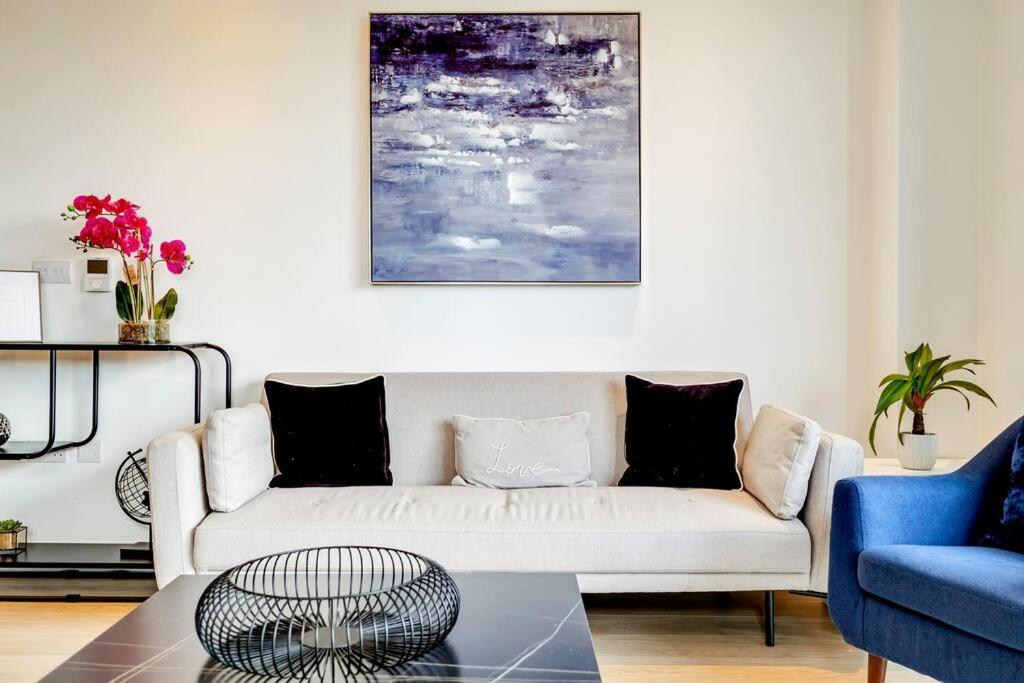 Three-Bedroom Apartment photo 2
