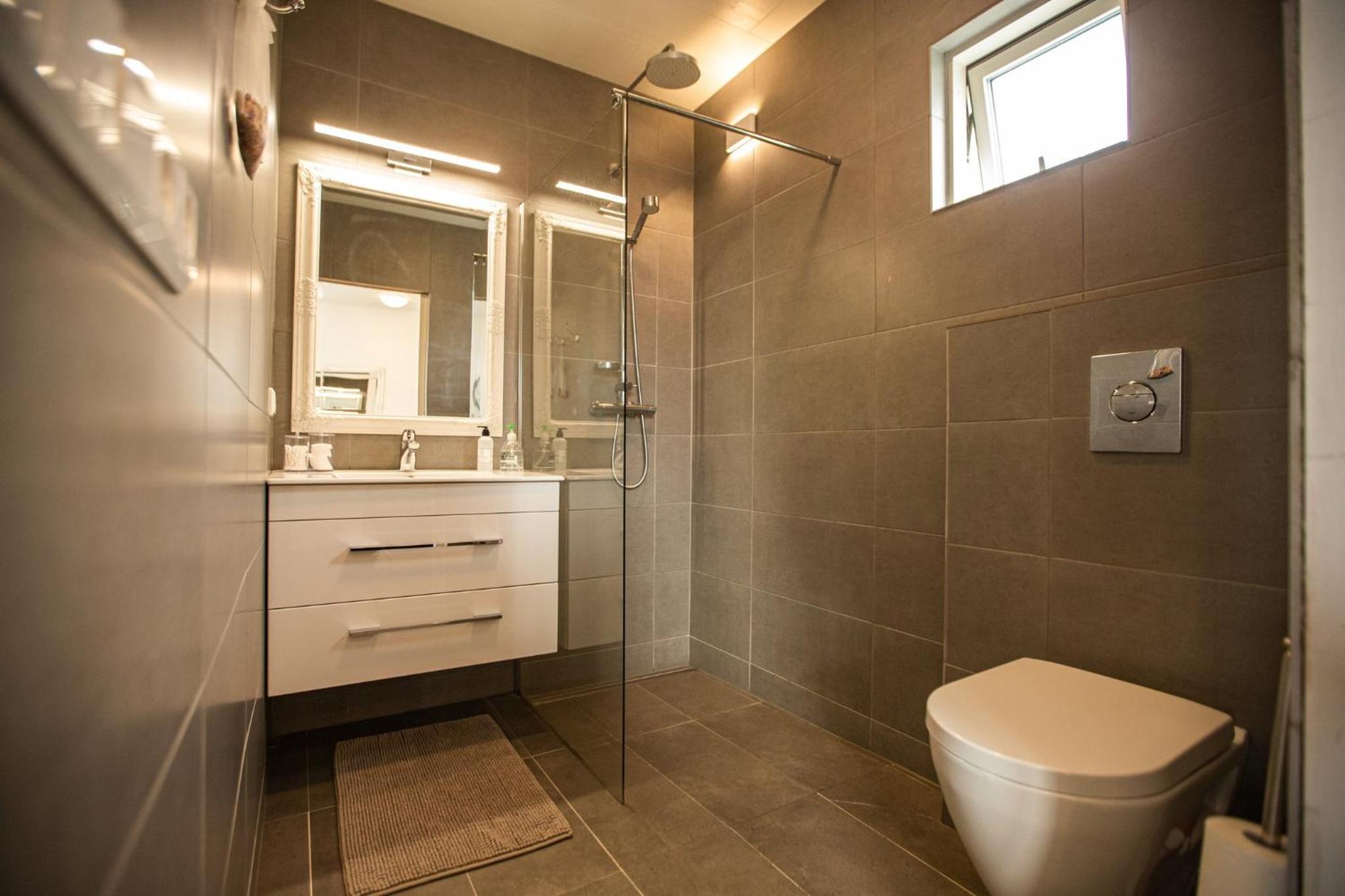 Deluxe Double Room - Photo 8
