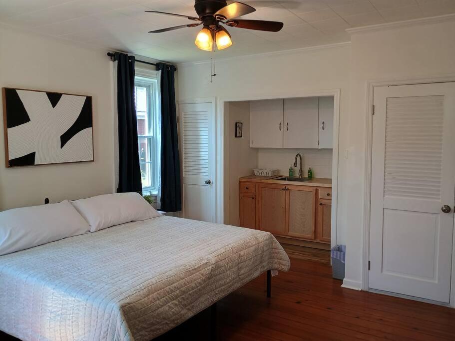 One-Bedroom Apartment photo 2