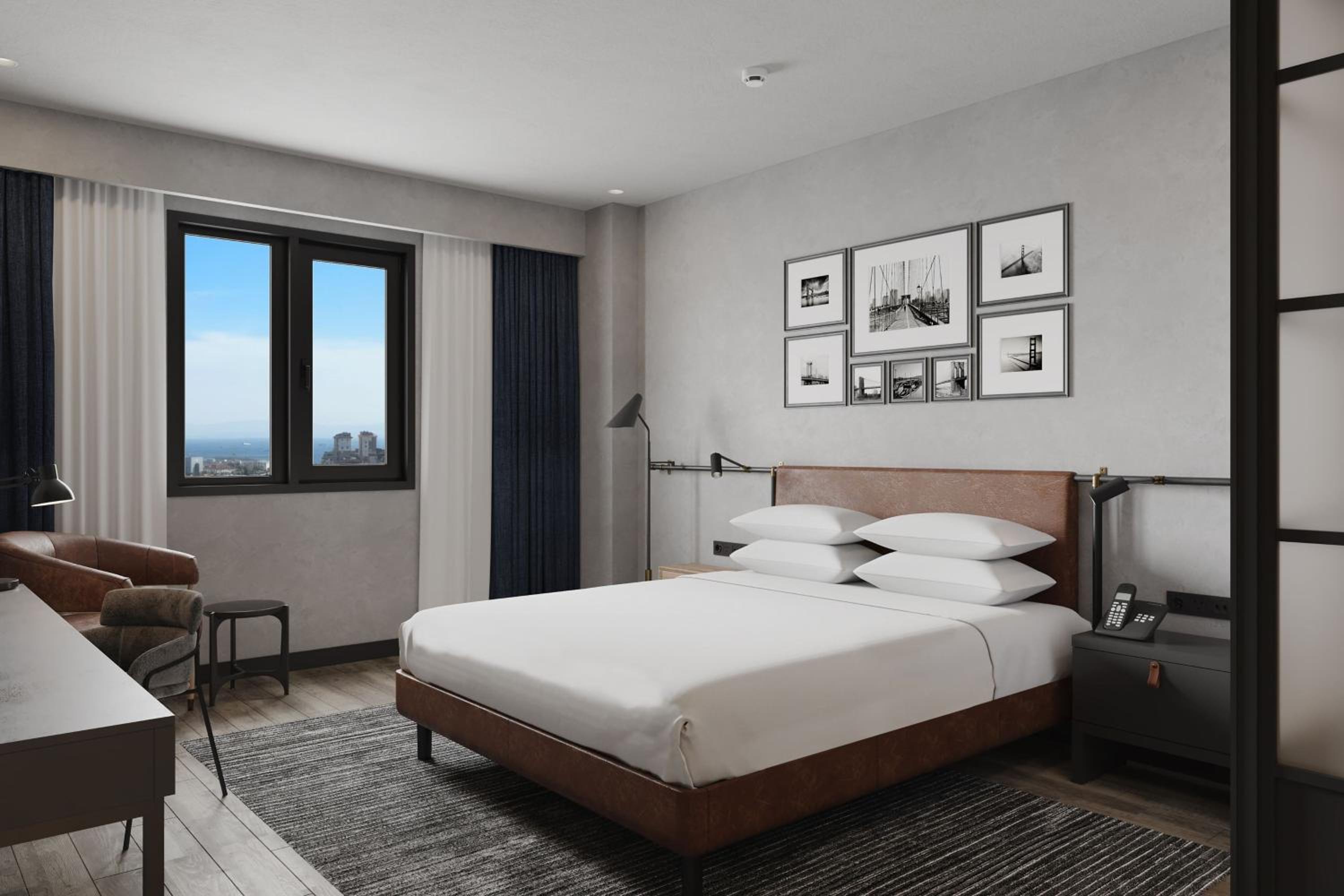 Superior Corner King Room with City View photo 1