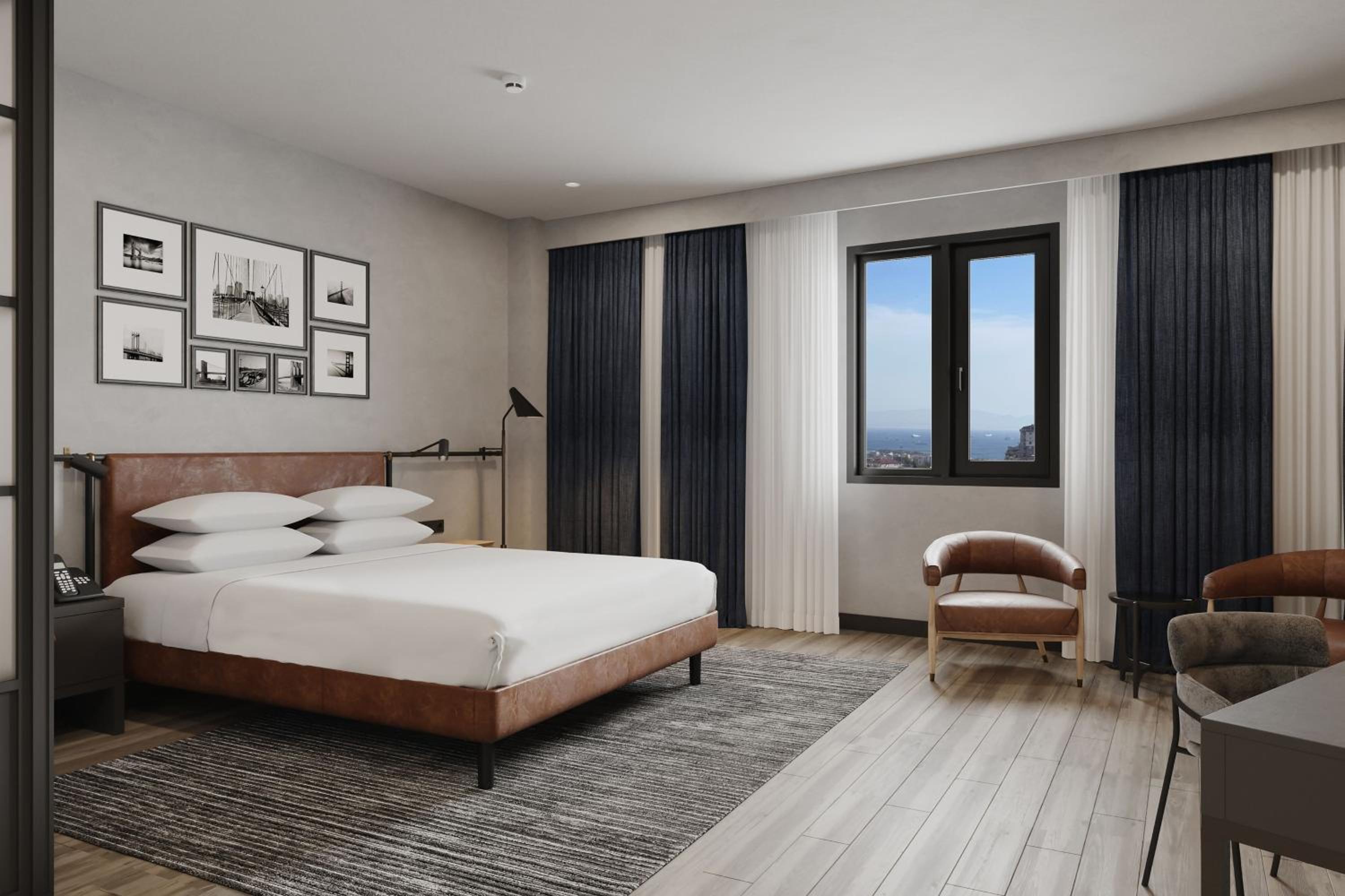 Deluxe King Room with City View photo 1