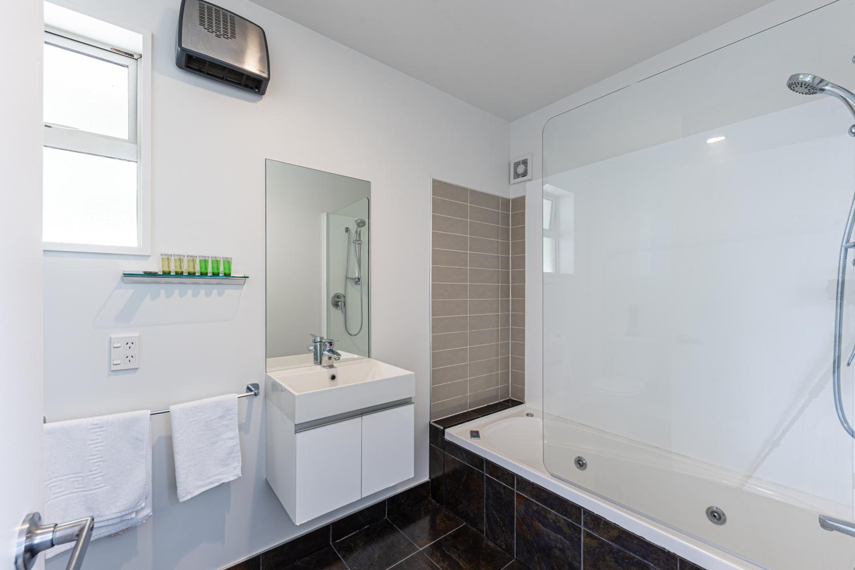 One-Bedroom Apartment with Spa Bath photo 3