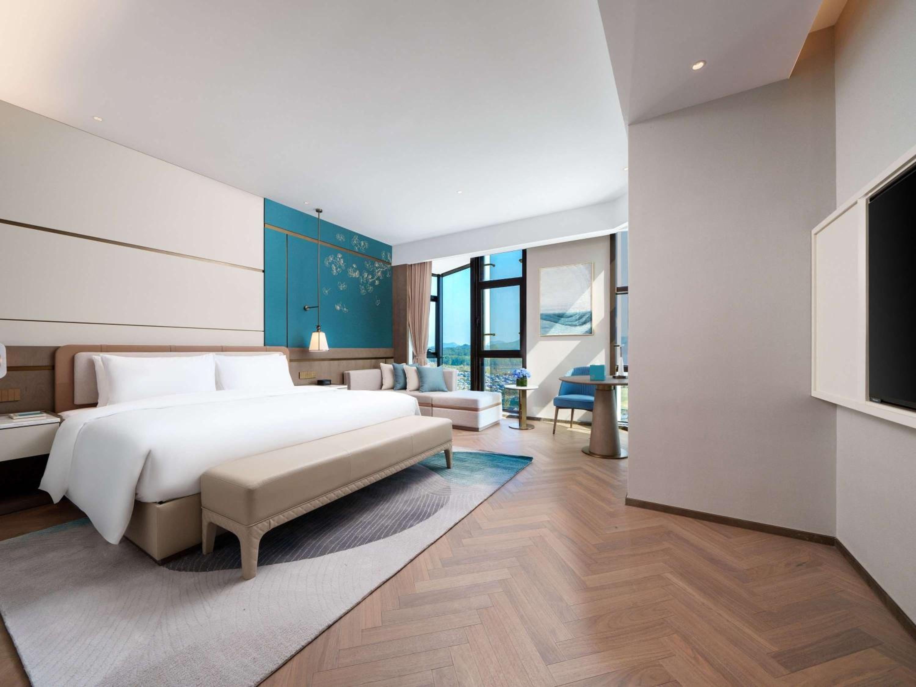 Deluxe King Room with Lake View