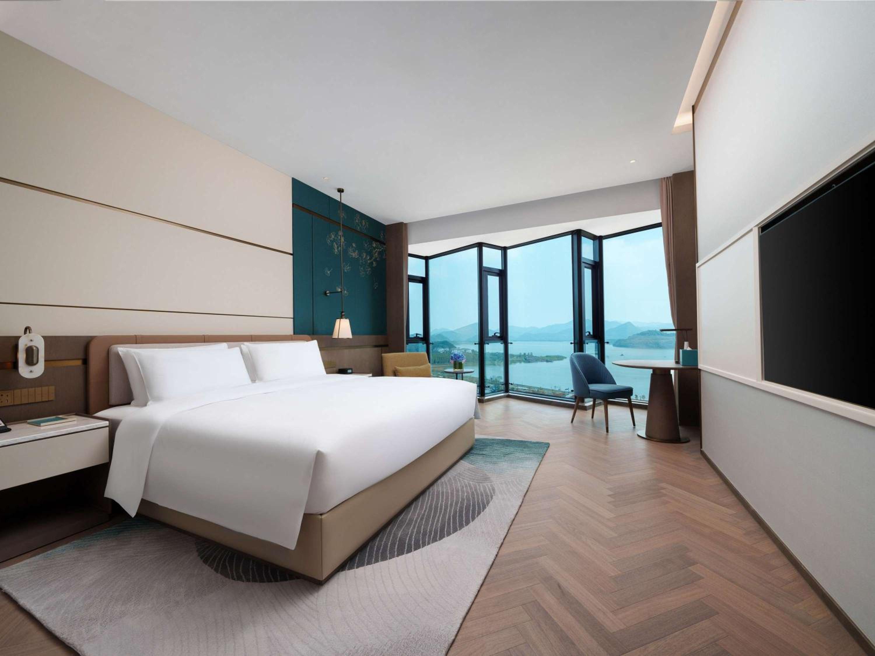Superior King Room with Lake View