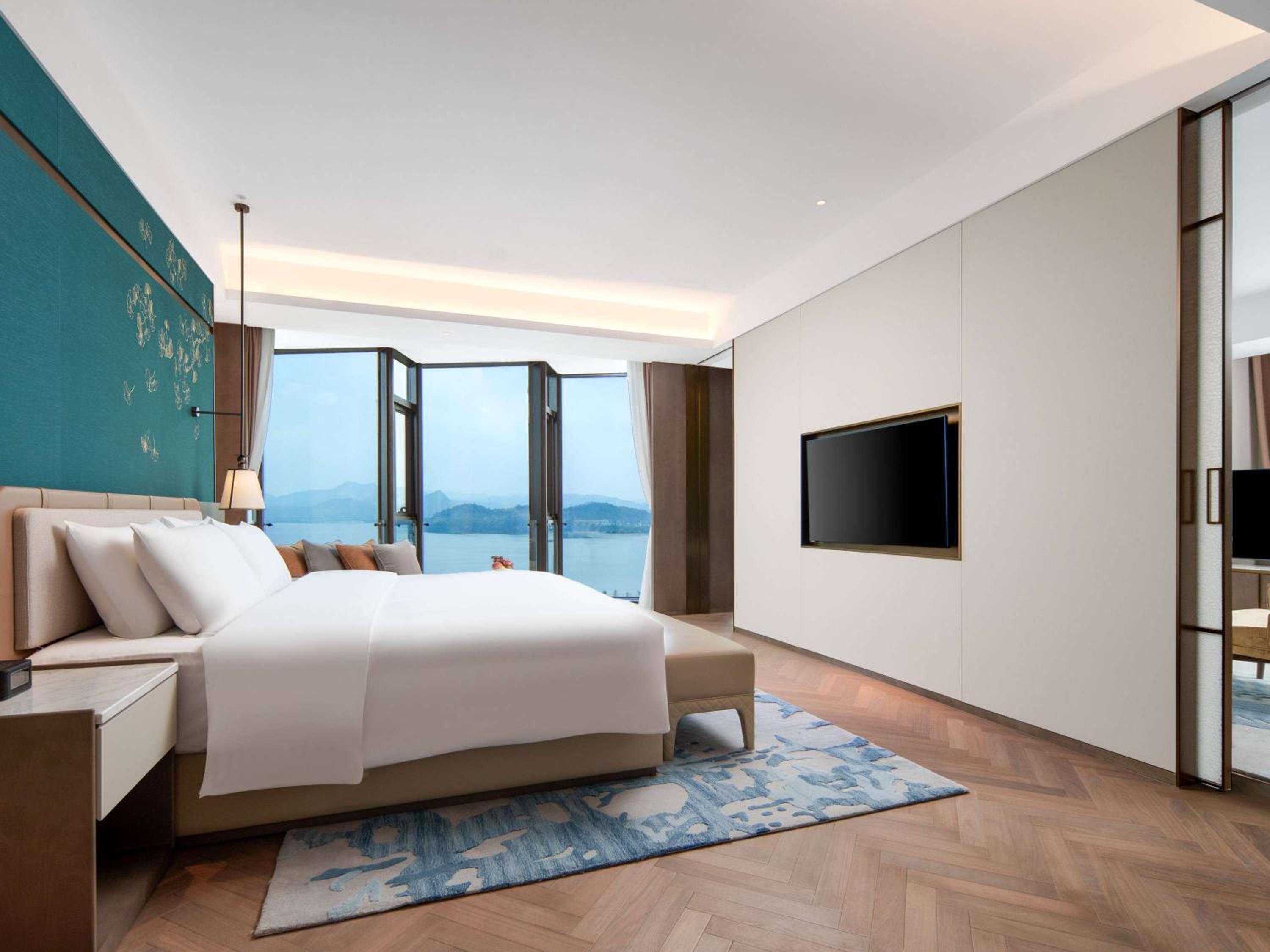 Superior King Suite with Lake View