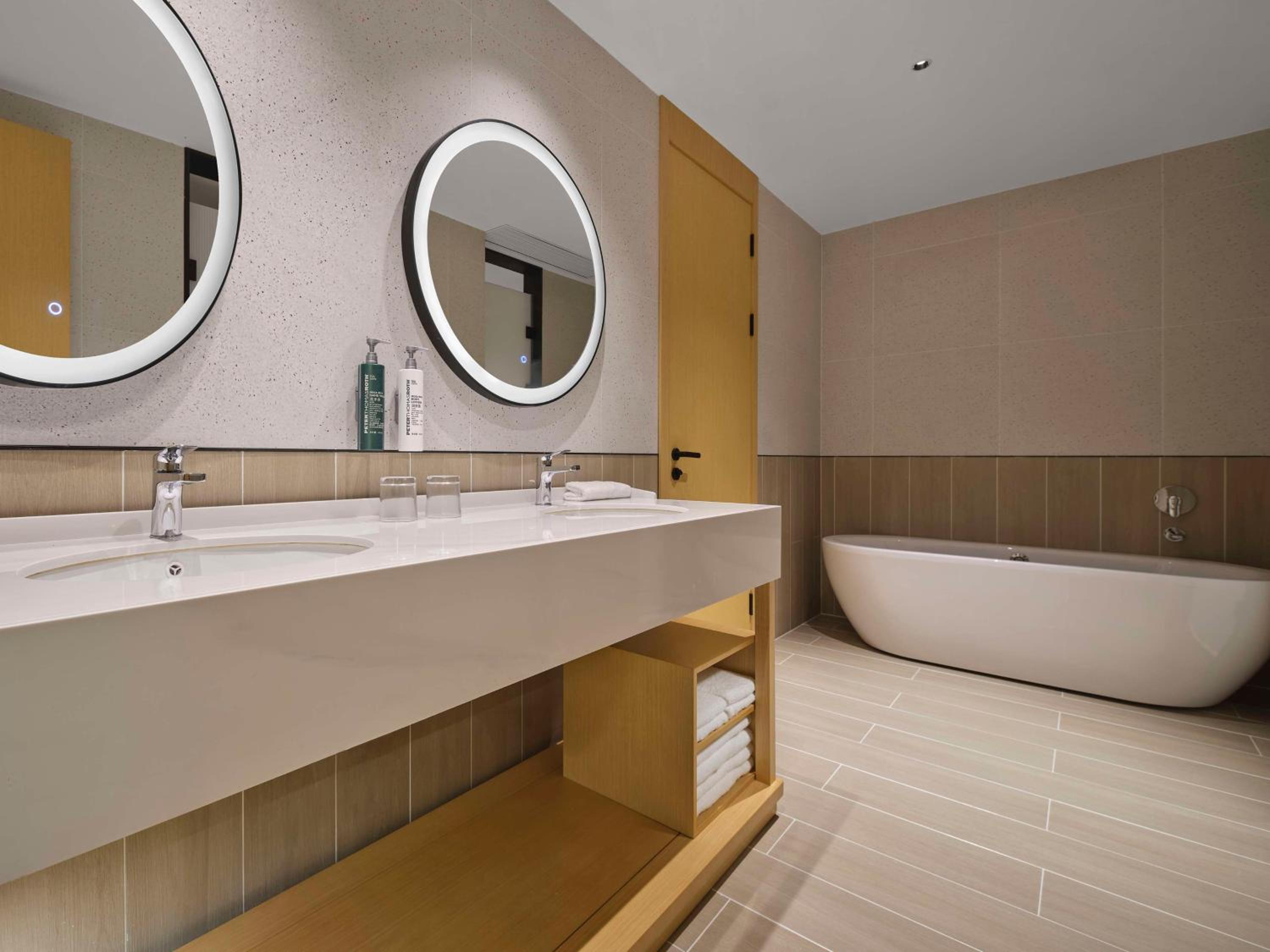 Premium King Suite photo 3