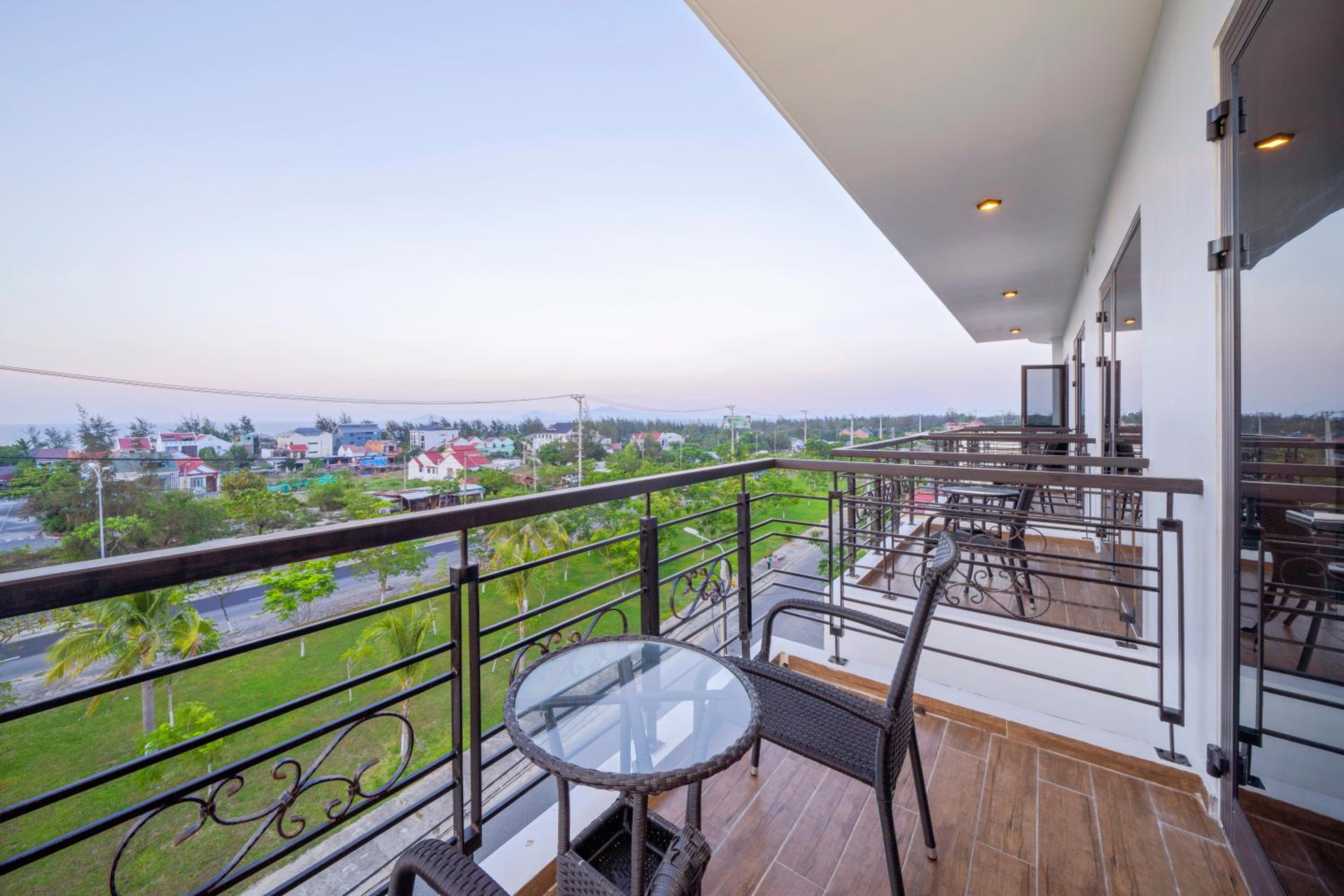 Deluxe Double Room with Balcony - Photo 7