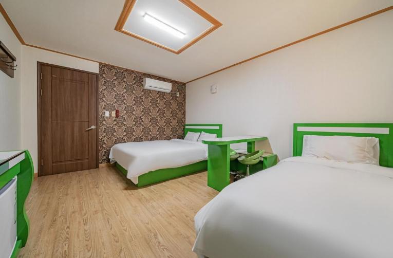 Twin Room - Photo 5