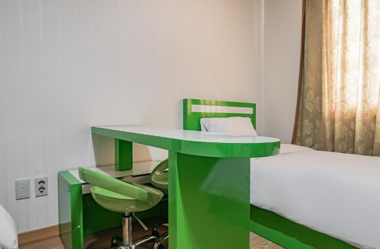 Twin Room - Photo 12