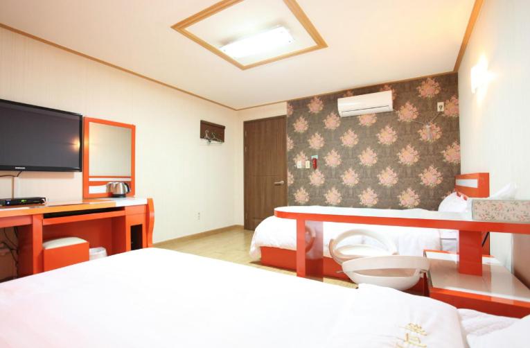 Twin Room - Photo 10