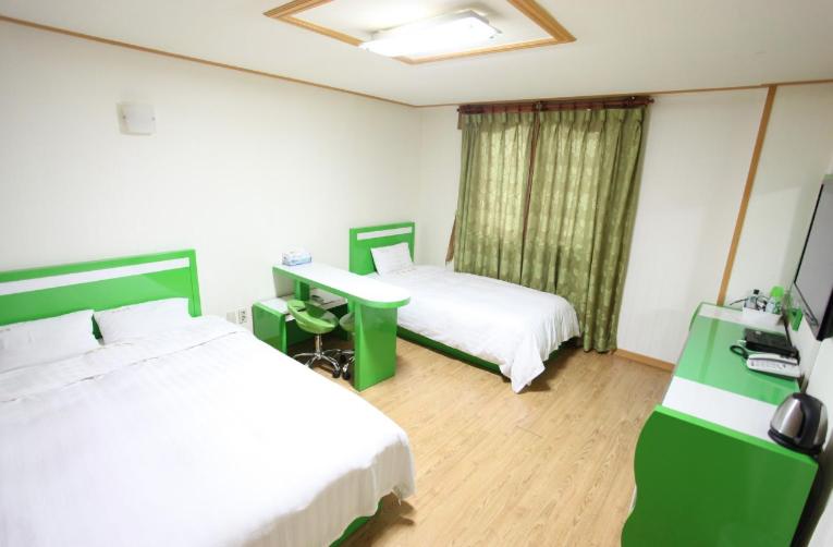 Twin Room - Photo 2