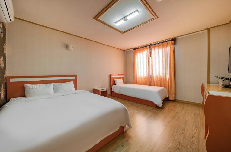 Twin Room - Photo 11