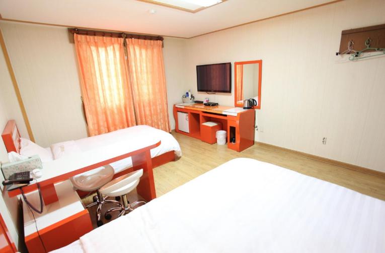 Twin Room - Photo 22