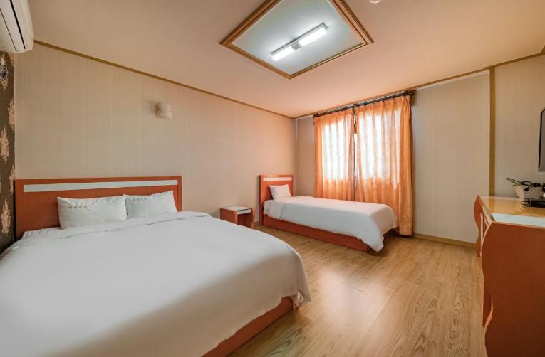 Twin Room - Photo 13