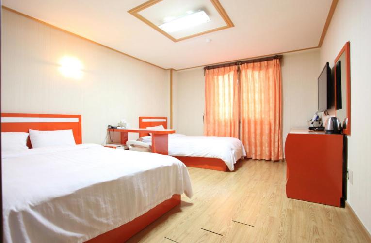 Twin Room - Photo 17