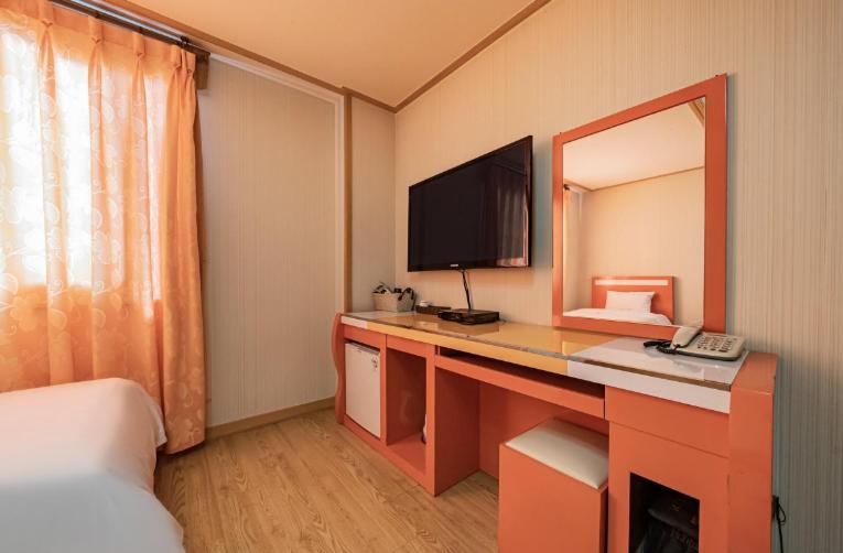 Twin Room - Photo 21