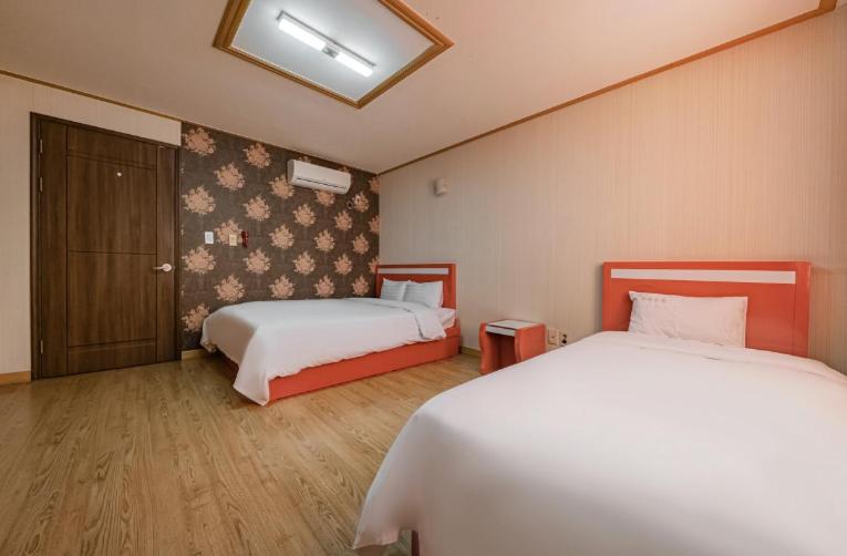 Twin Room - Photo 20