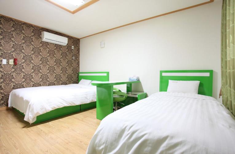 Twin Room - Photo 18