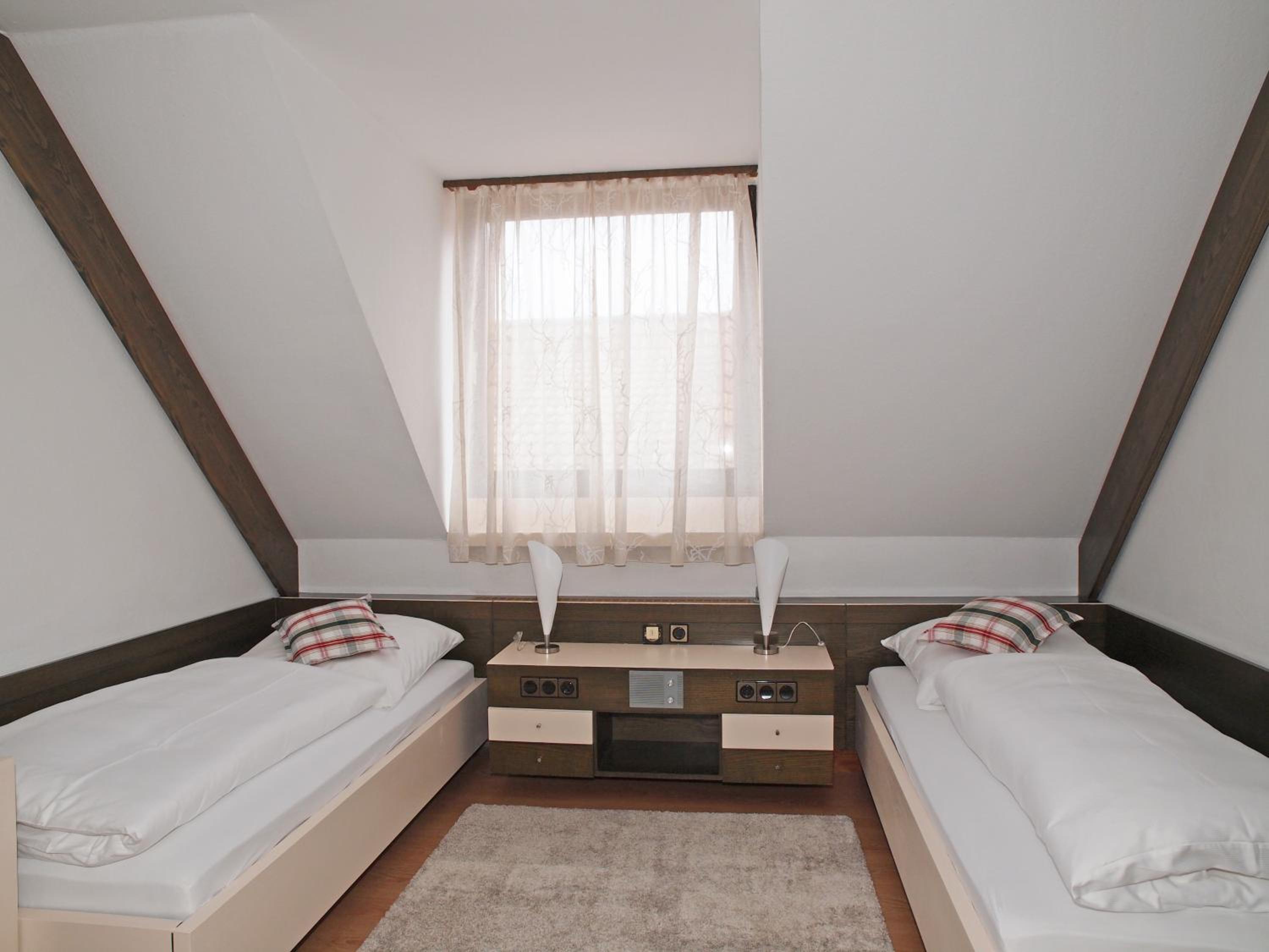 Standard Twin Room - Photo 1
