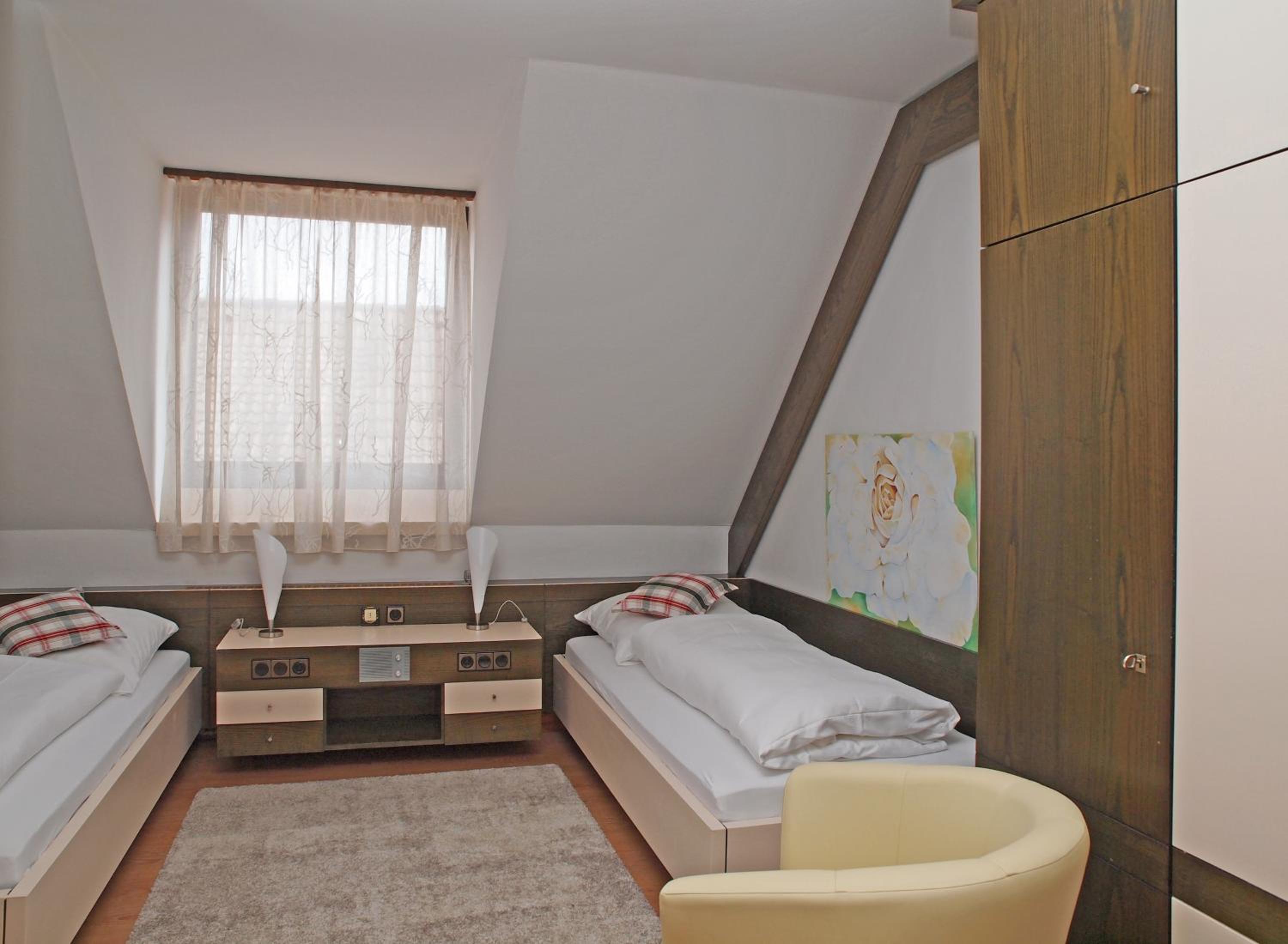 Standard Twin Room - Photo 2
