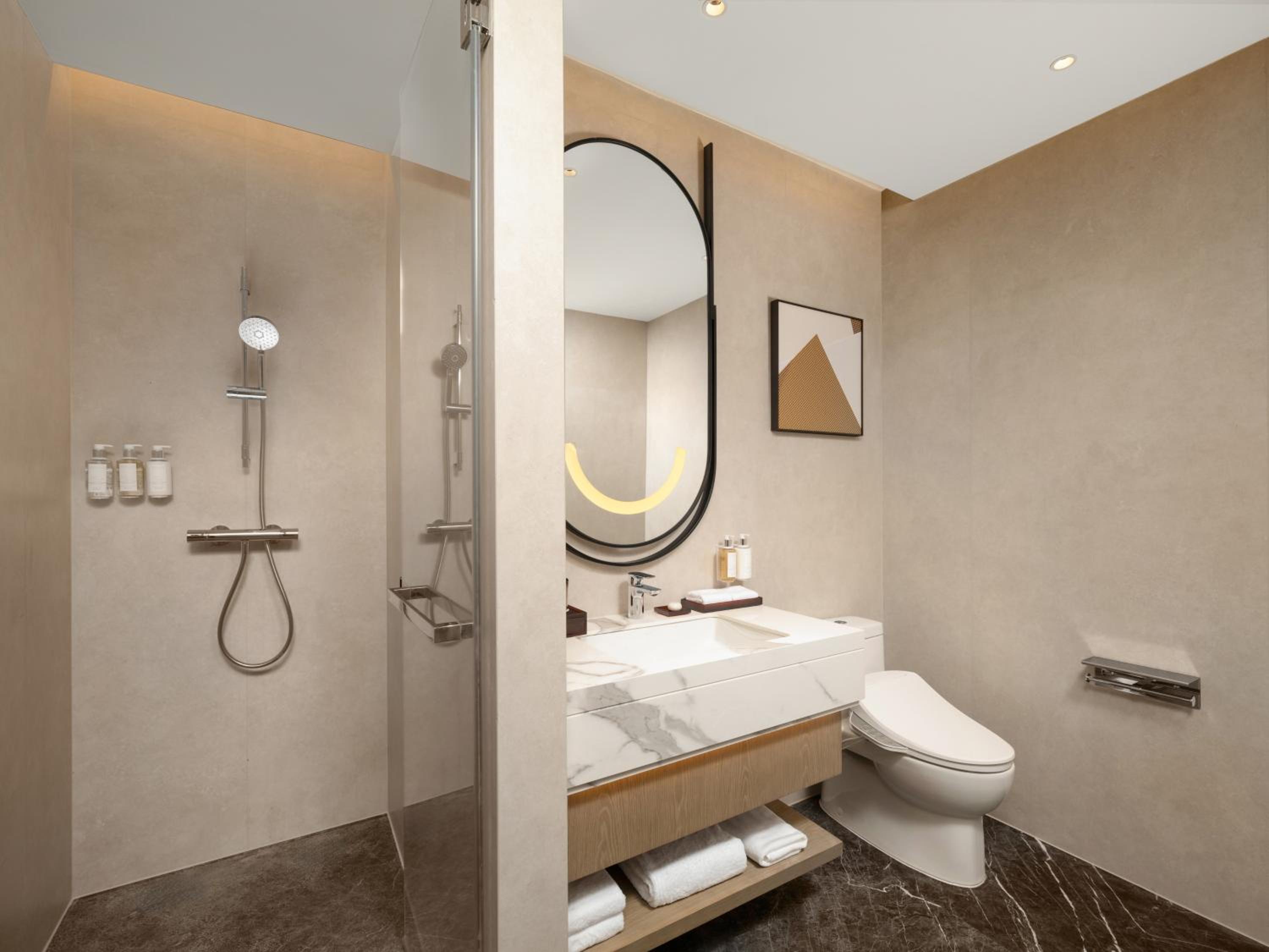 Standard King Room with River View photo 2