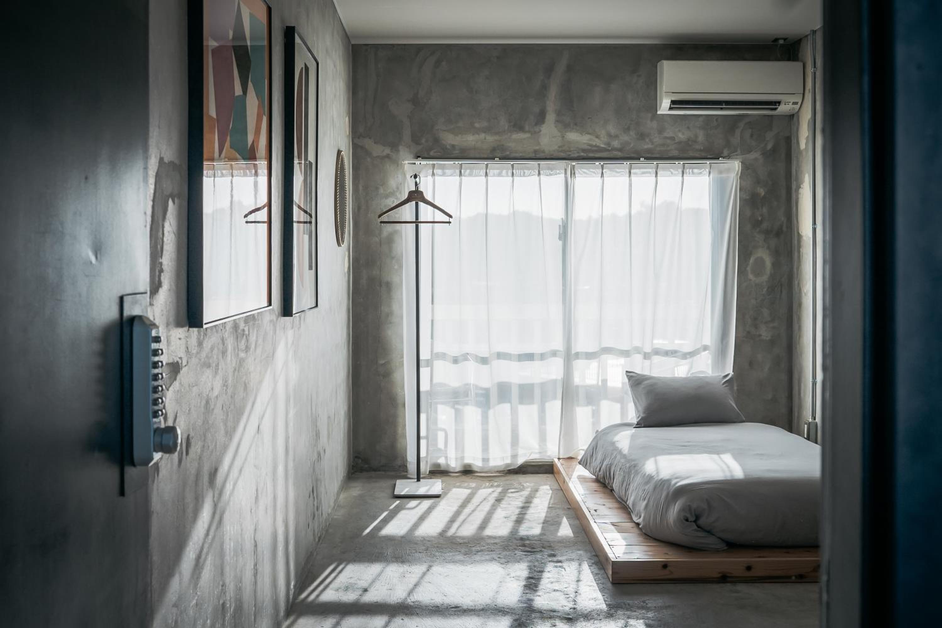 Single Room with Shared Shower and Toilet - Photo 4