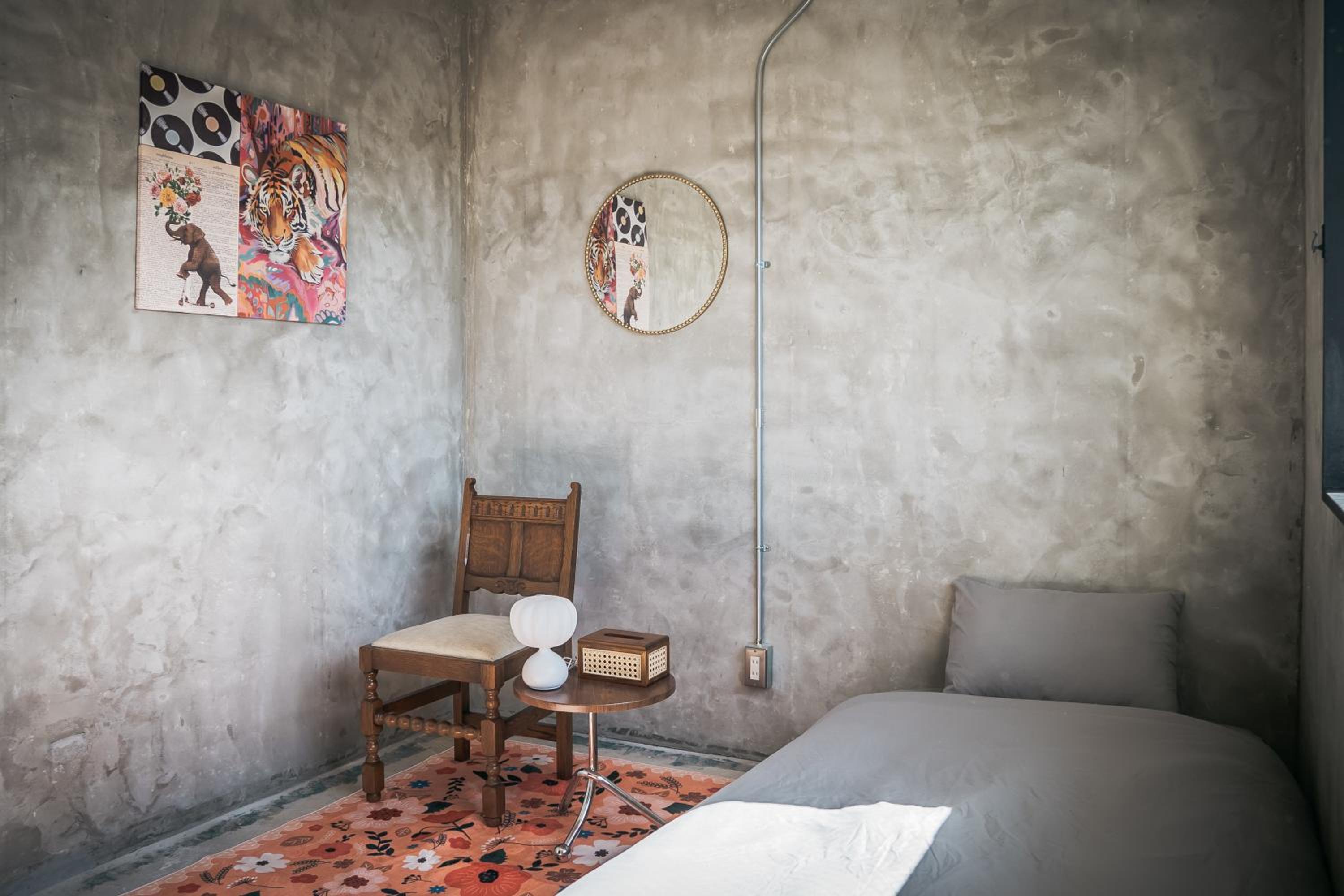 Standard Single Room With Shared Bathroom - Photo 8