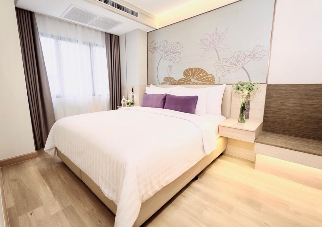 One-Bedroom Junior Suite with Balcony photo 2