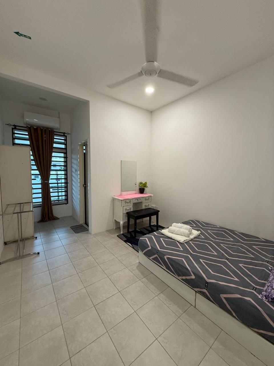 Three-Bedroom House photo 2