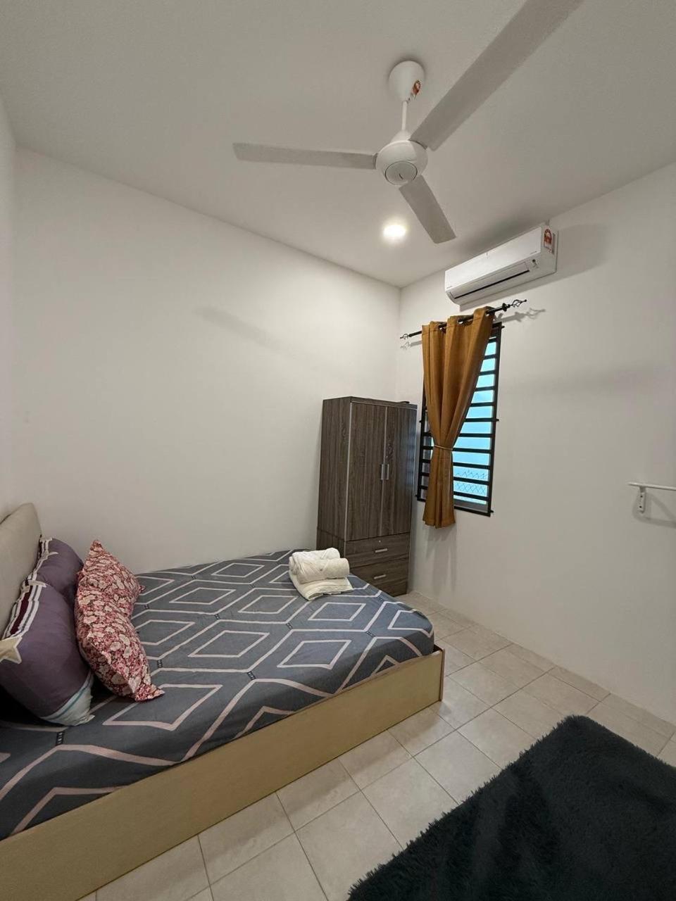 Three-Bedroom House photo 3