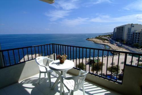 Double or Twin Room with Sea View - Photo 4