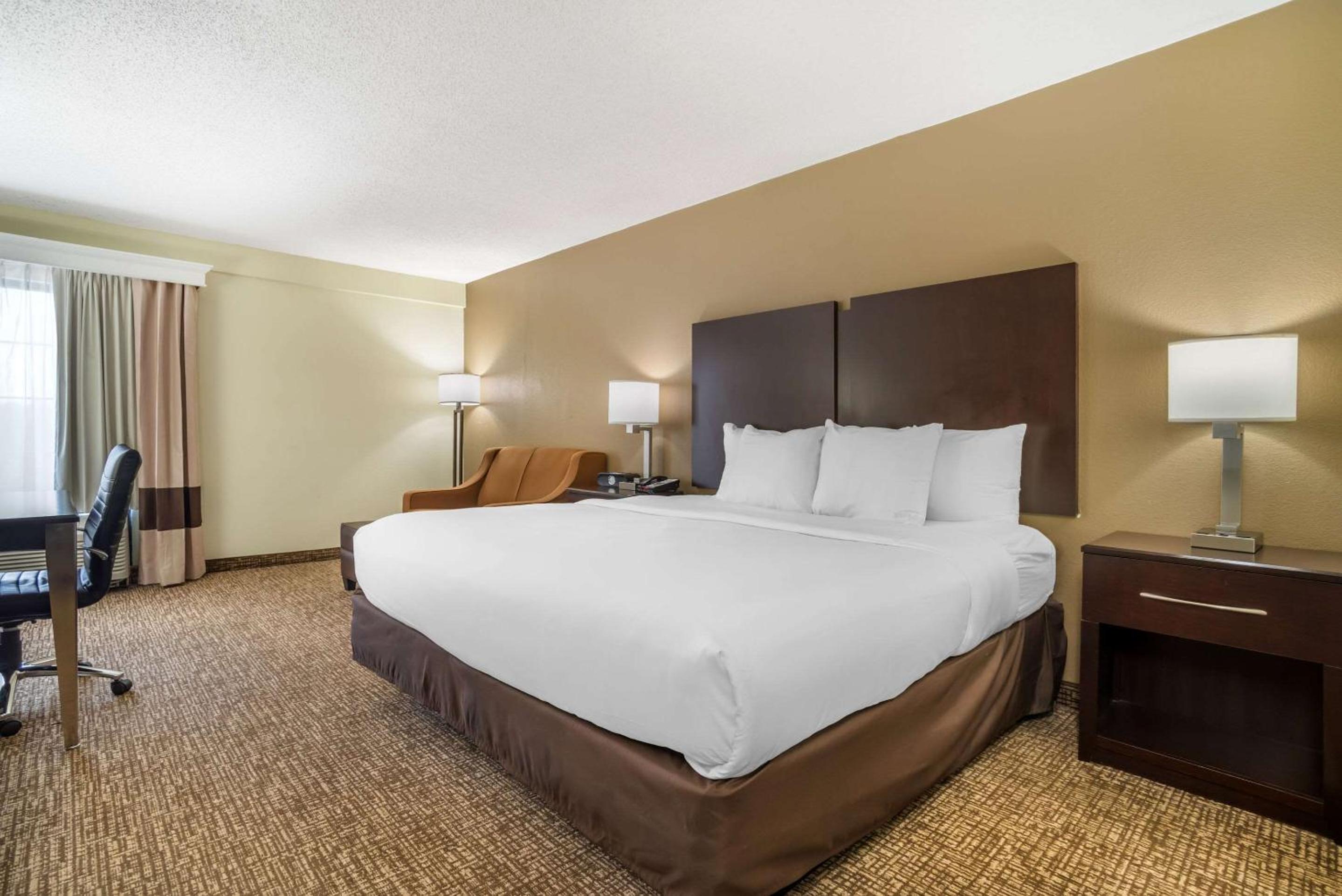 King Room - Non-Smoking - Photo 1