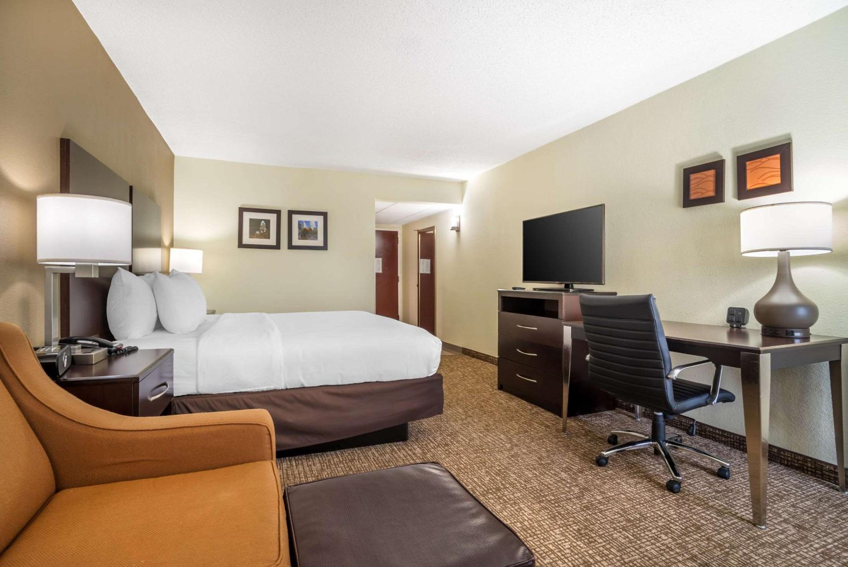 King Room - Non-Smoking - Photo 3