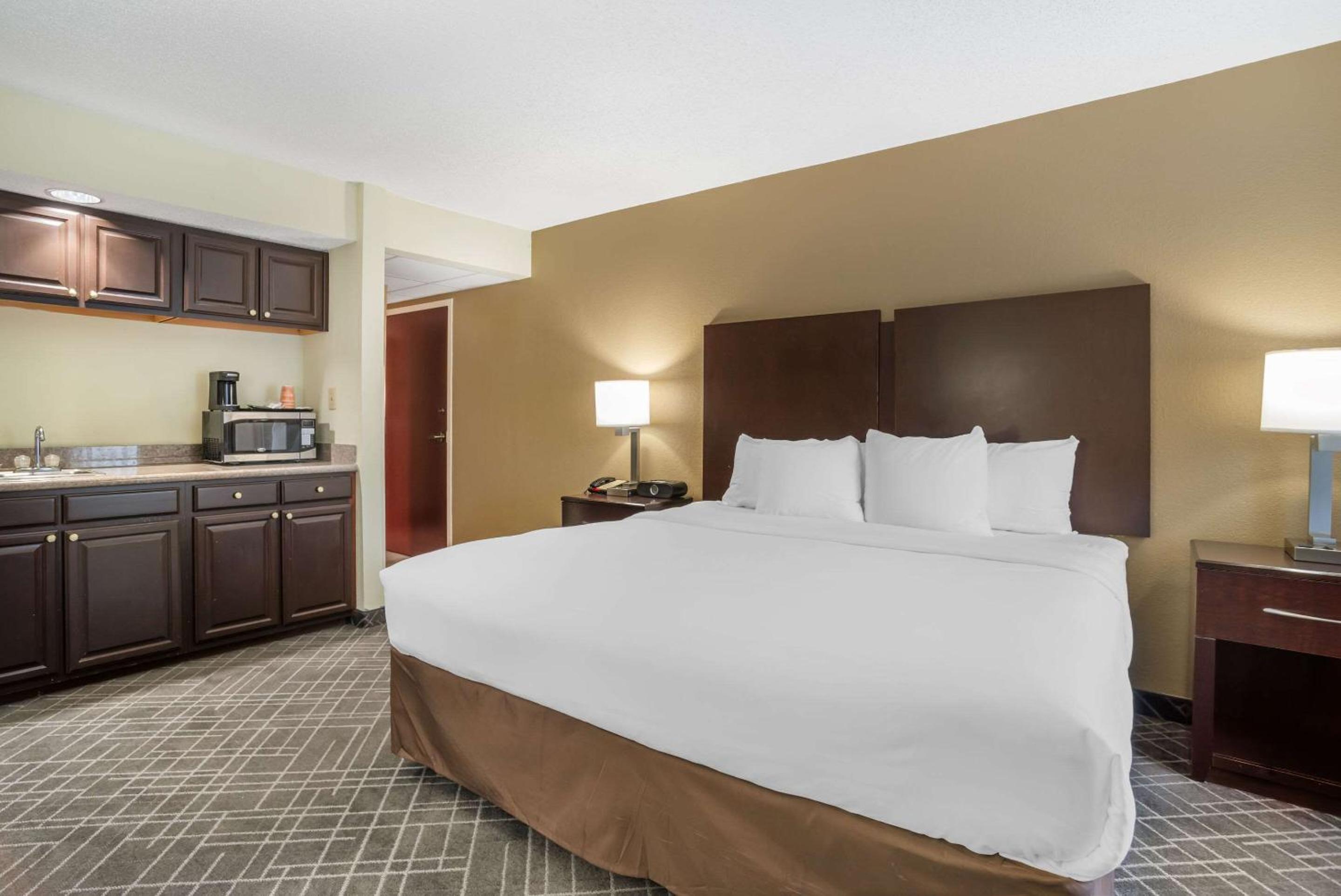 King Suite - Non-Smoking - Photo 2