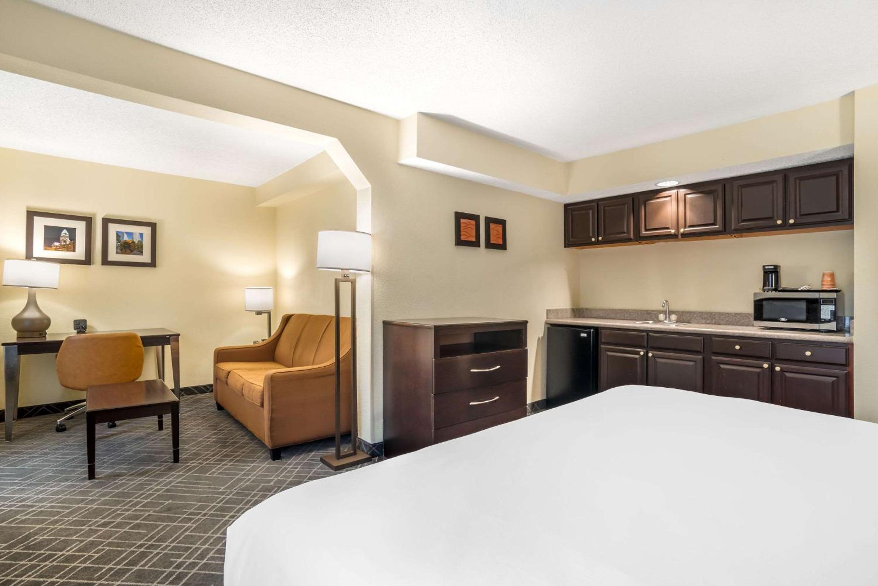 King Suite - Non-Smoking - Photo 3