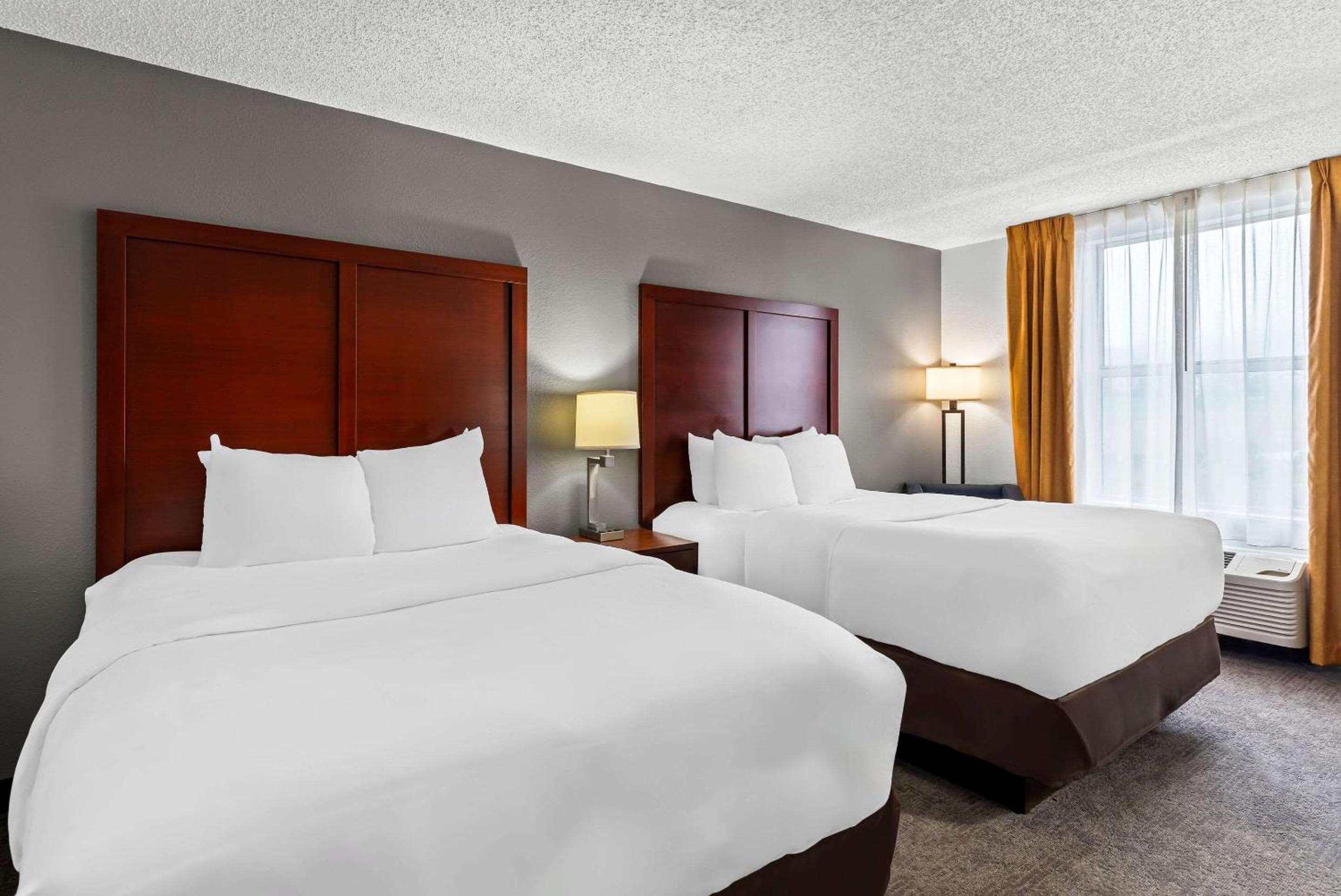 Queen Room with Two Queen Beds - Non-Smoking - Photo 3