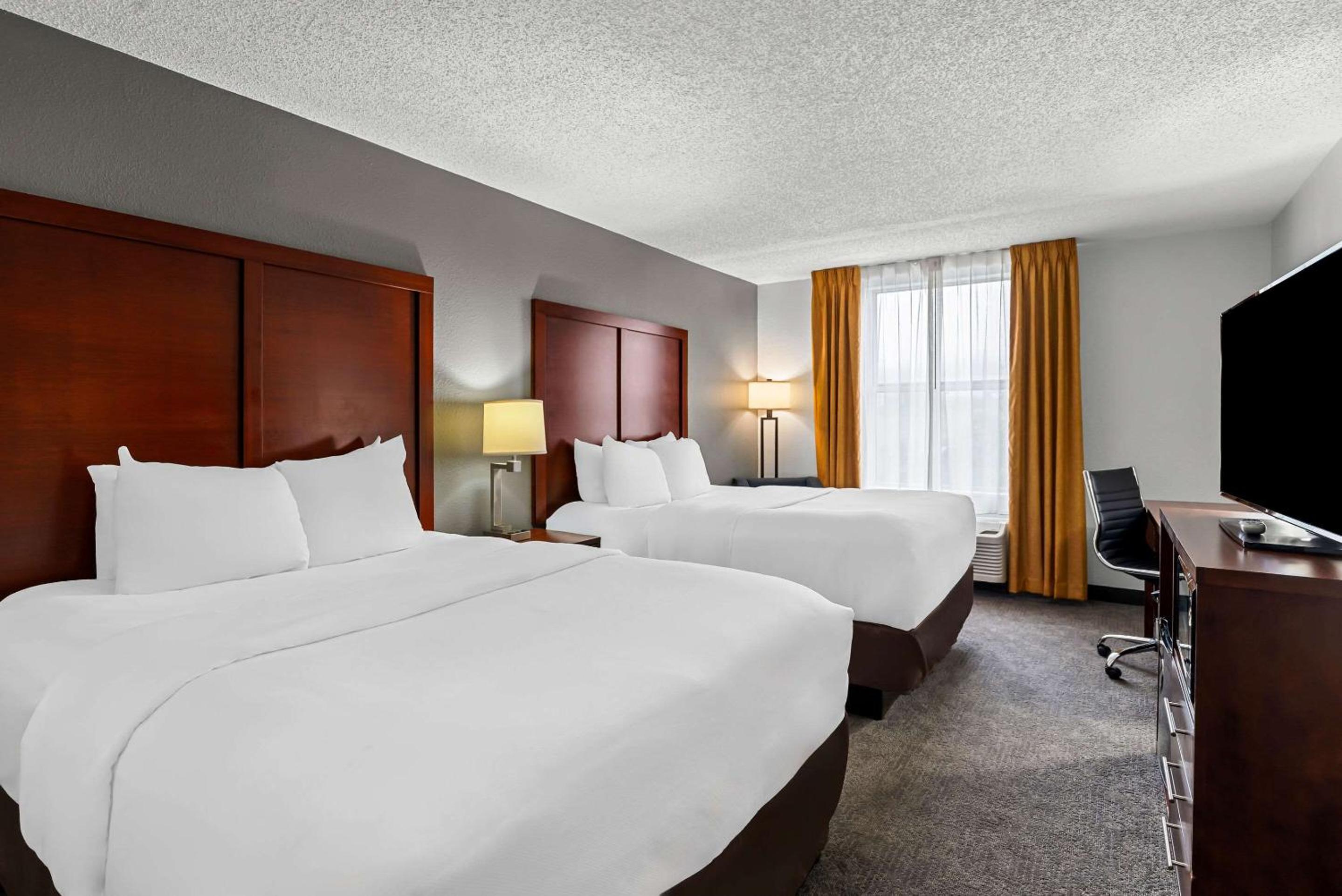 Queen Room with Two Queen Beds - Non-Smoking - Photo 1