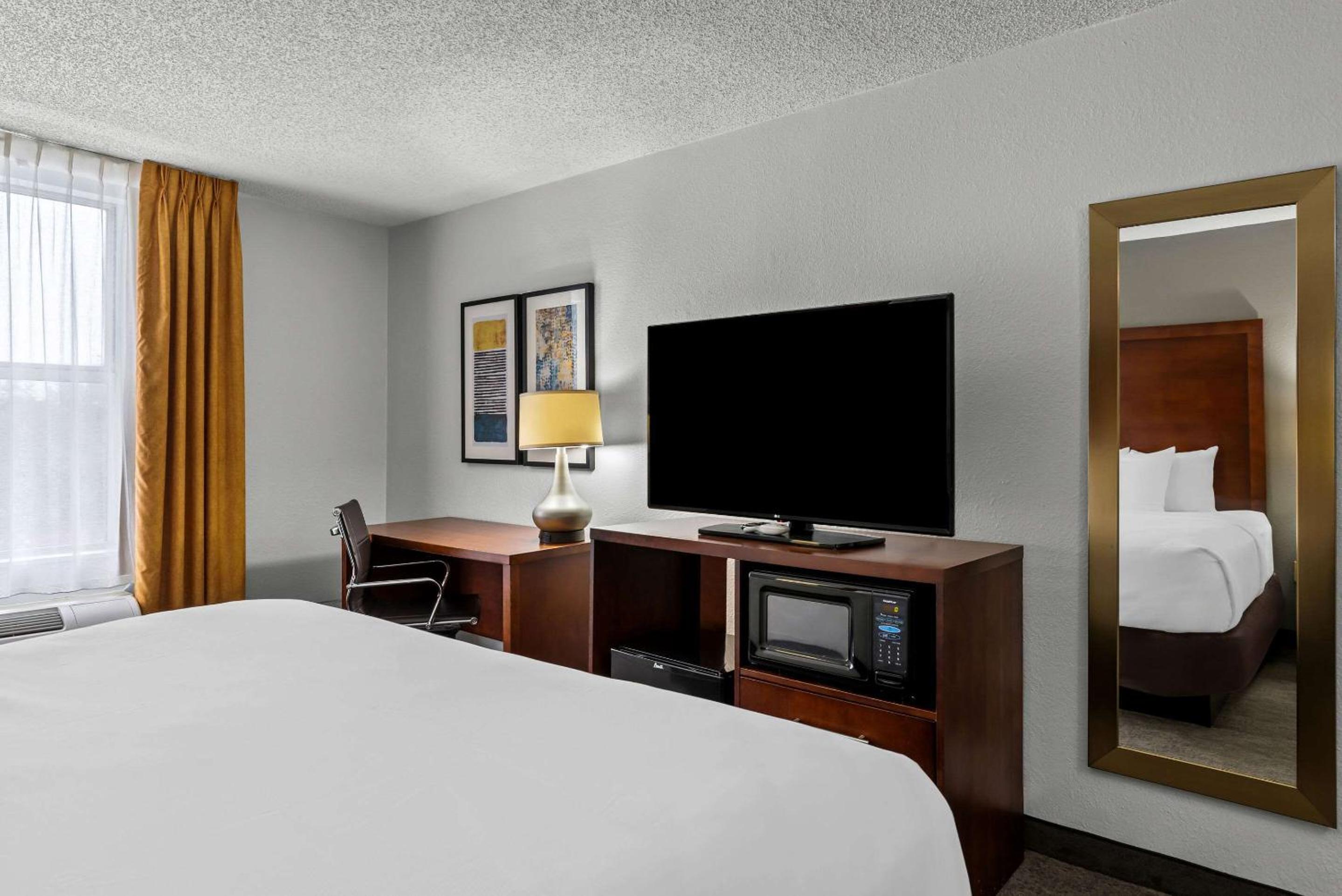 King Room with Sofa Bed - Non-Smoking - Photo 4