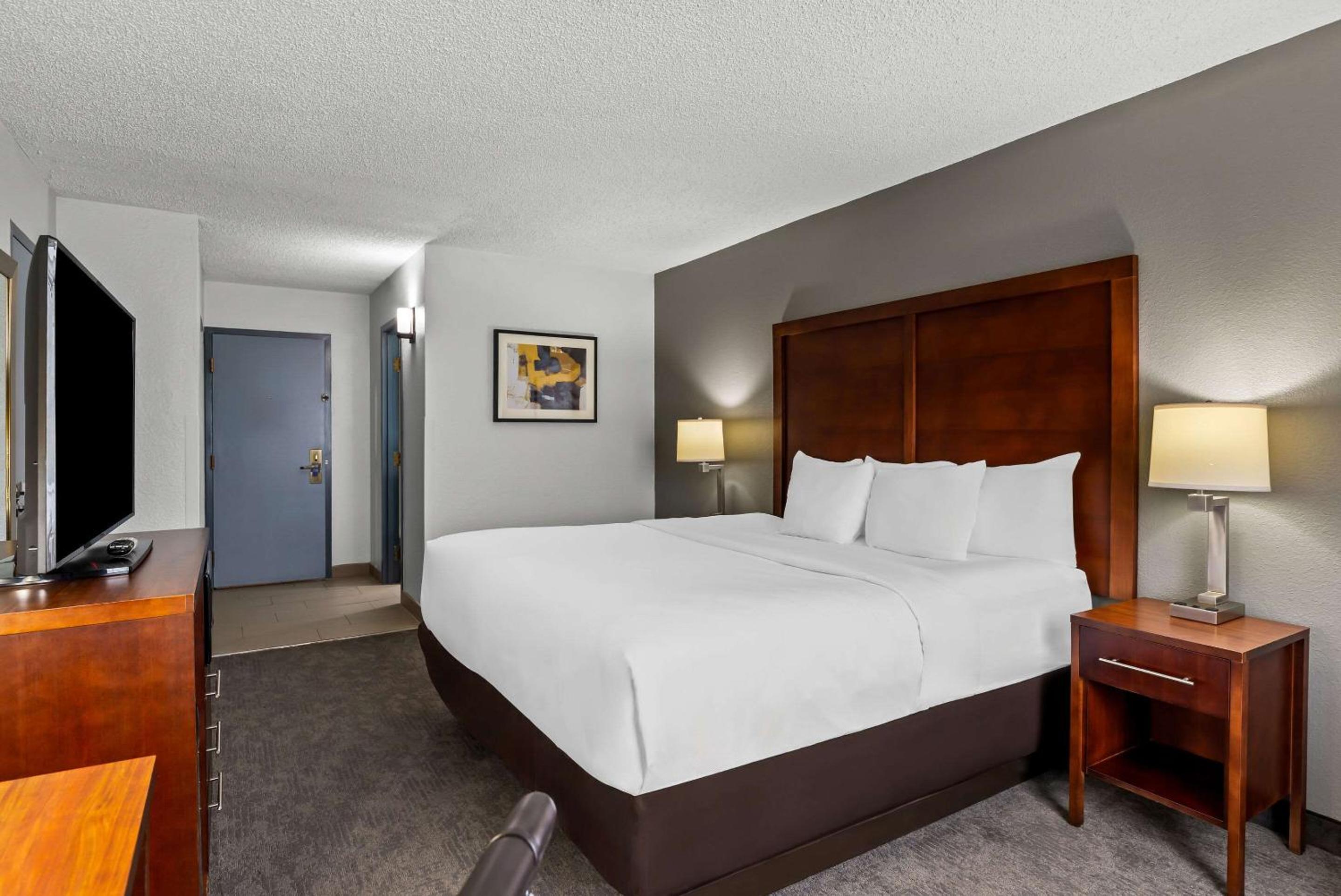 King Room with Sofa Bed - Non-Smoking - Photo 8