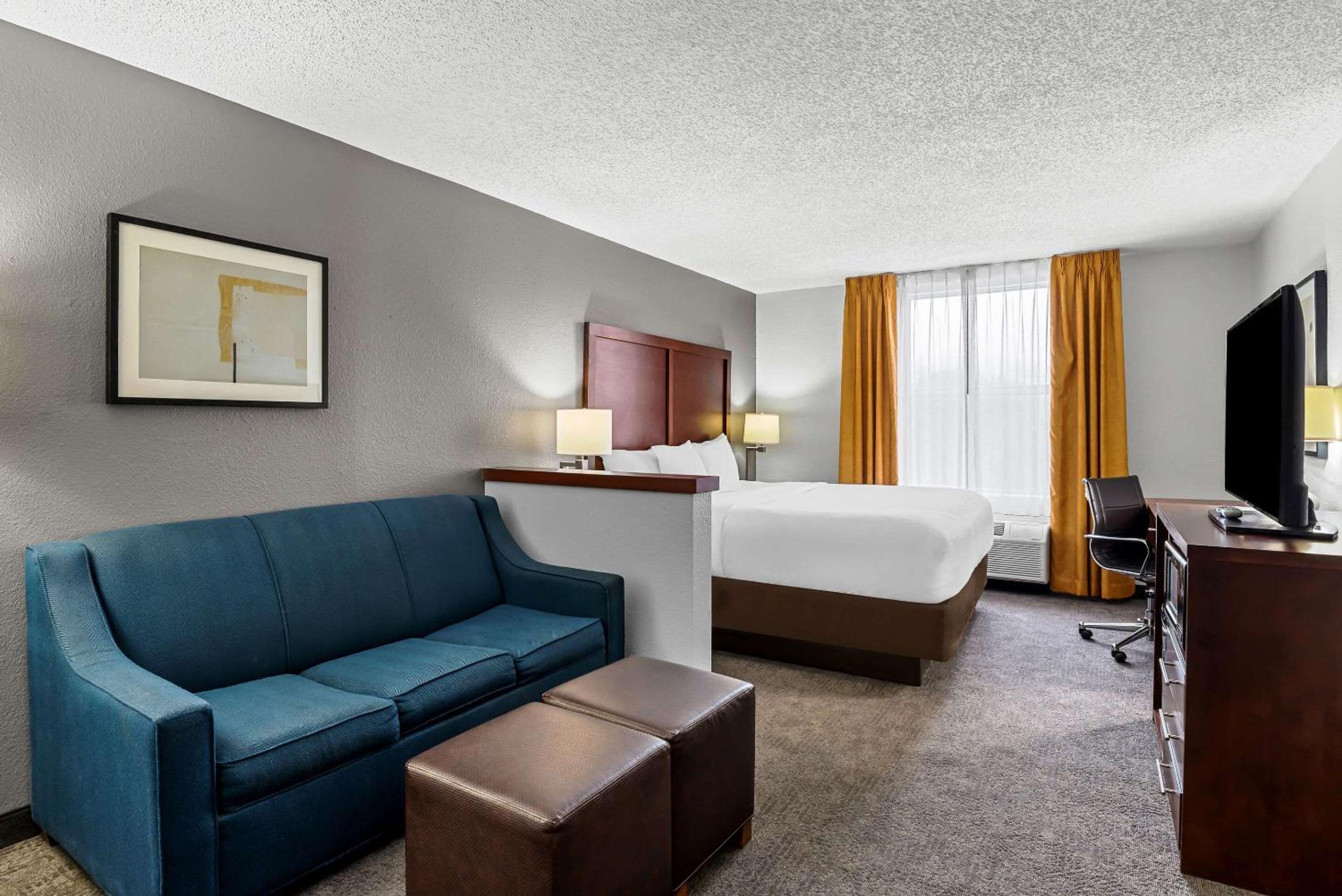 King Room with Sofa Bed - Non-Smoking - Photo 6