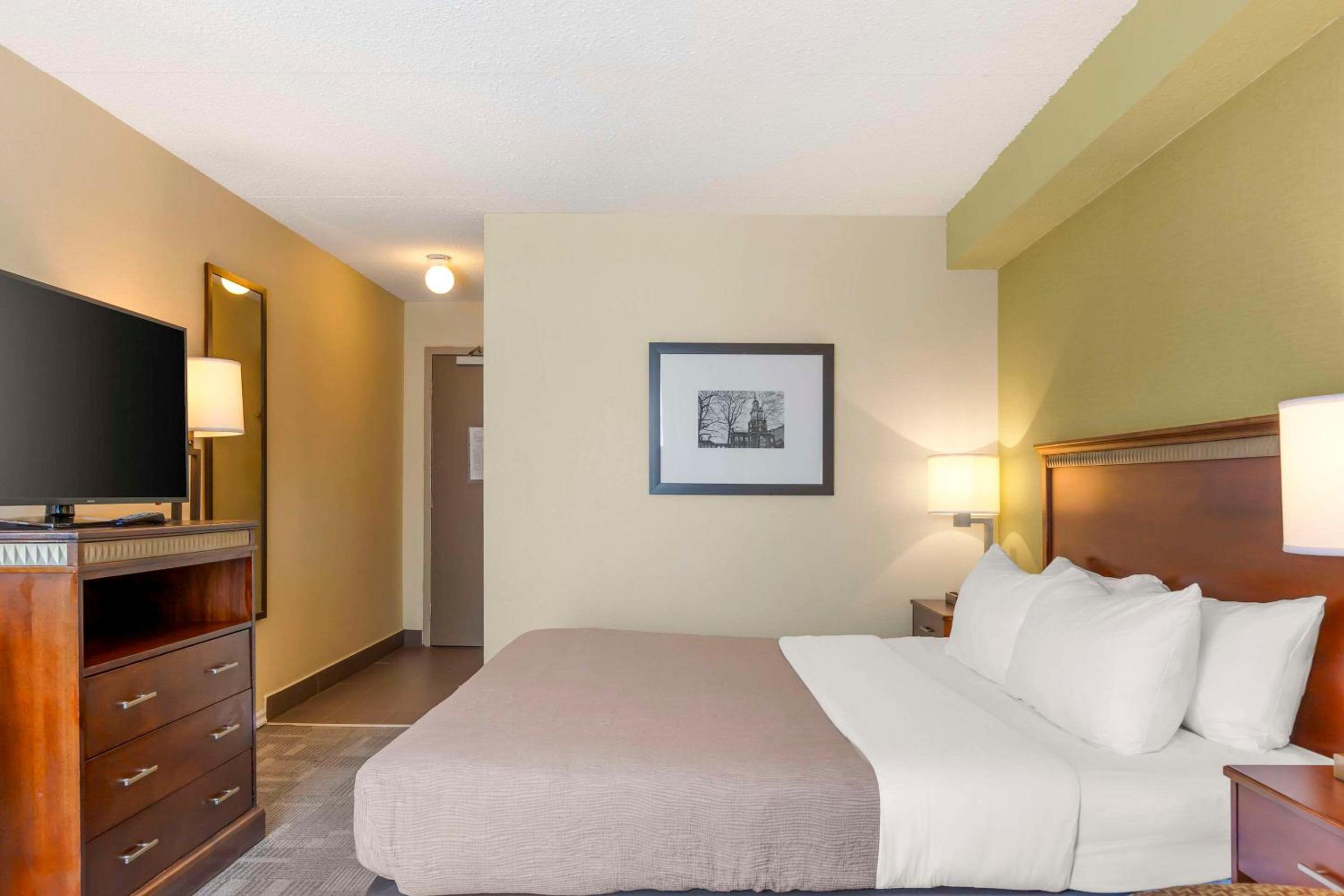 Standard King Room with Sofa Bed - Non-Smoking