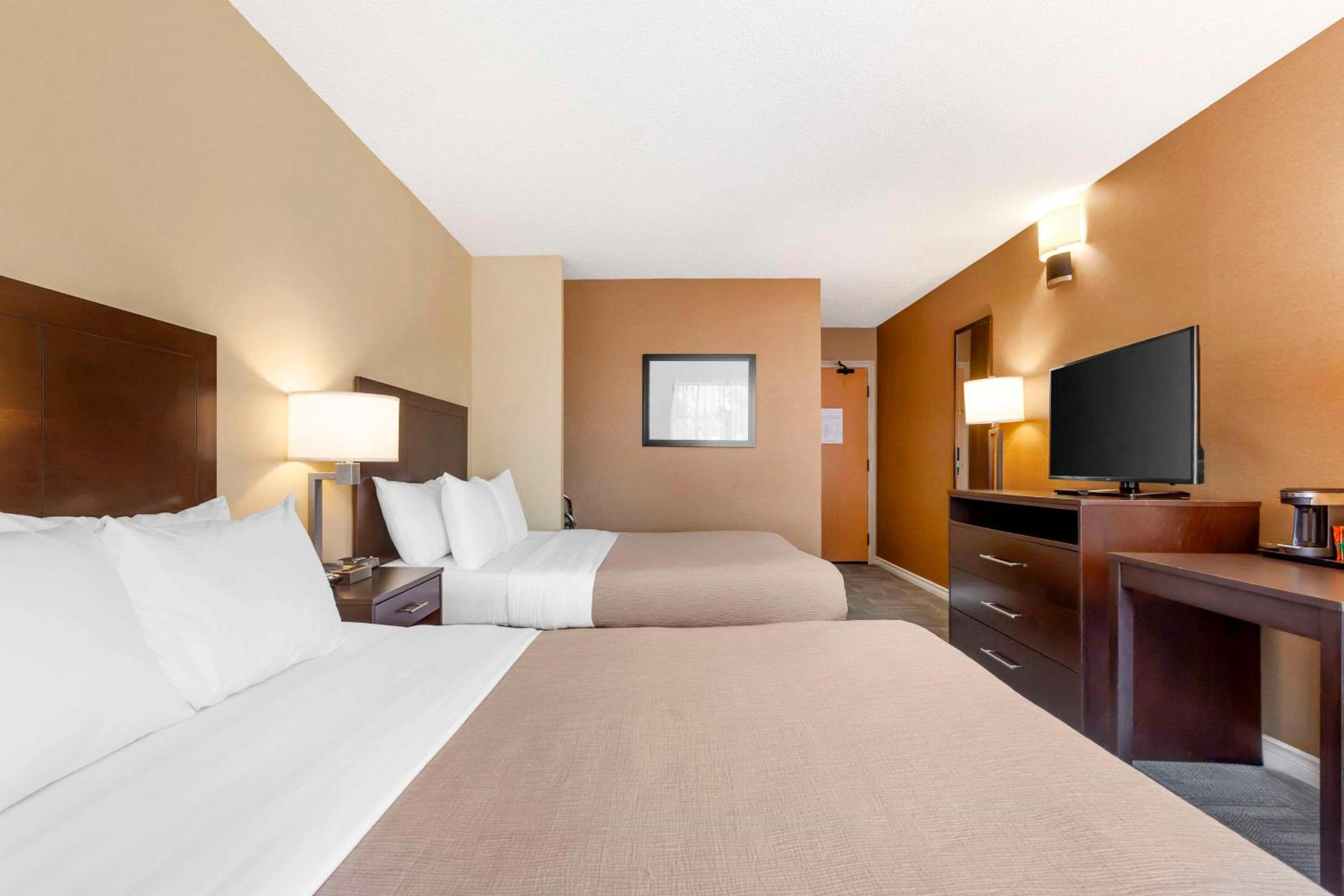Queen Room with Two Queen Beds - Non-Smoking photo 3