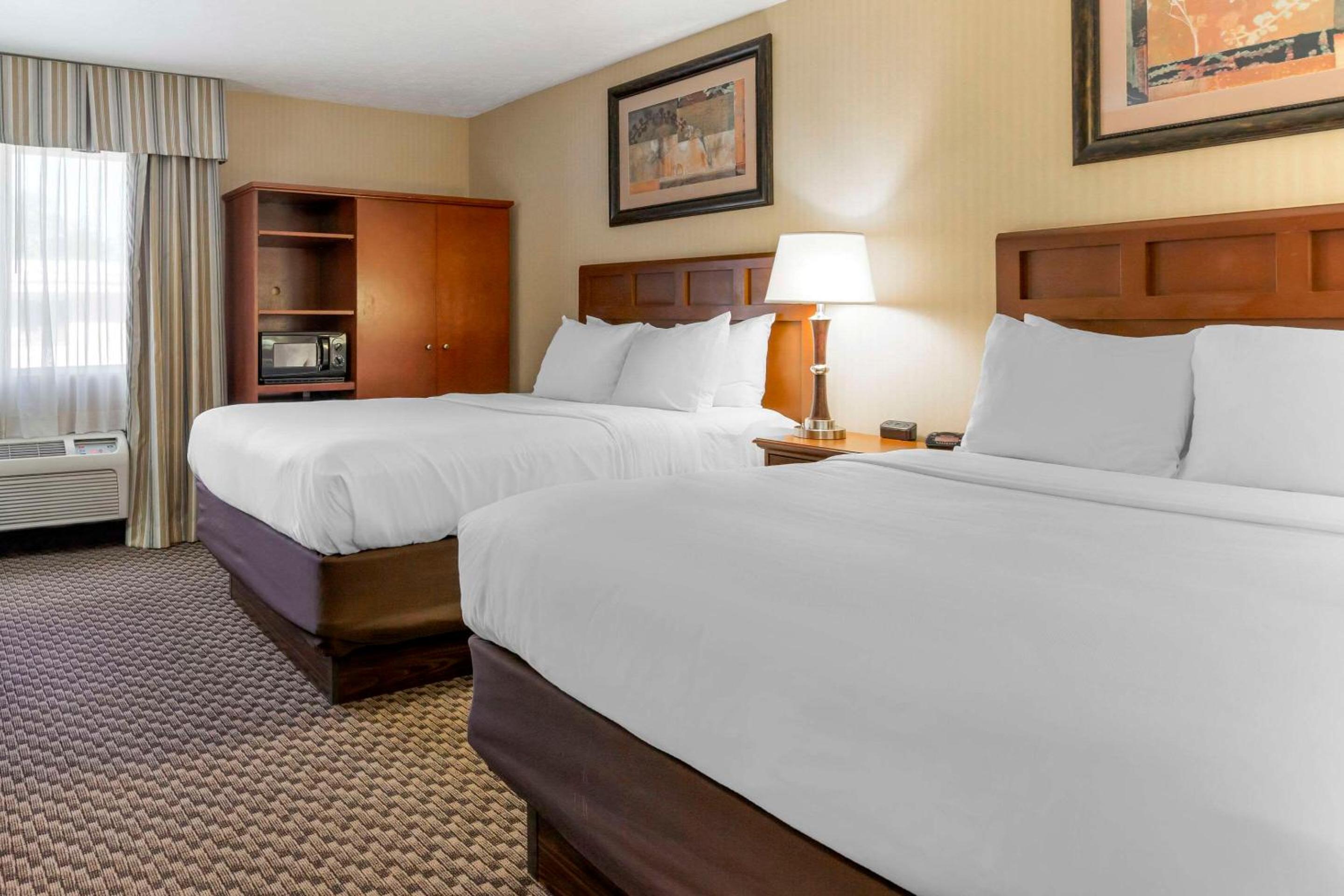 Queen Room with Two Queen Beds - Non-Smoking - Photo 1